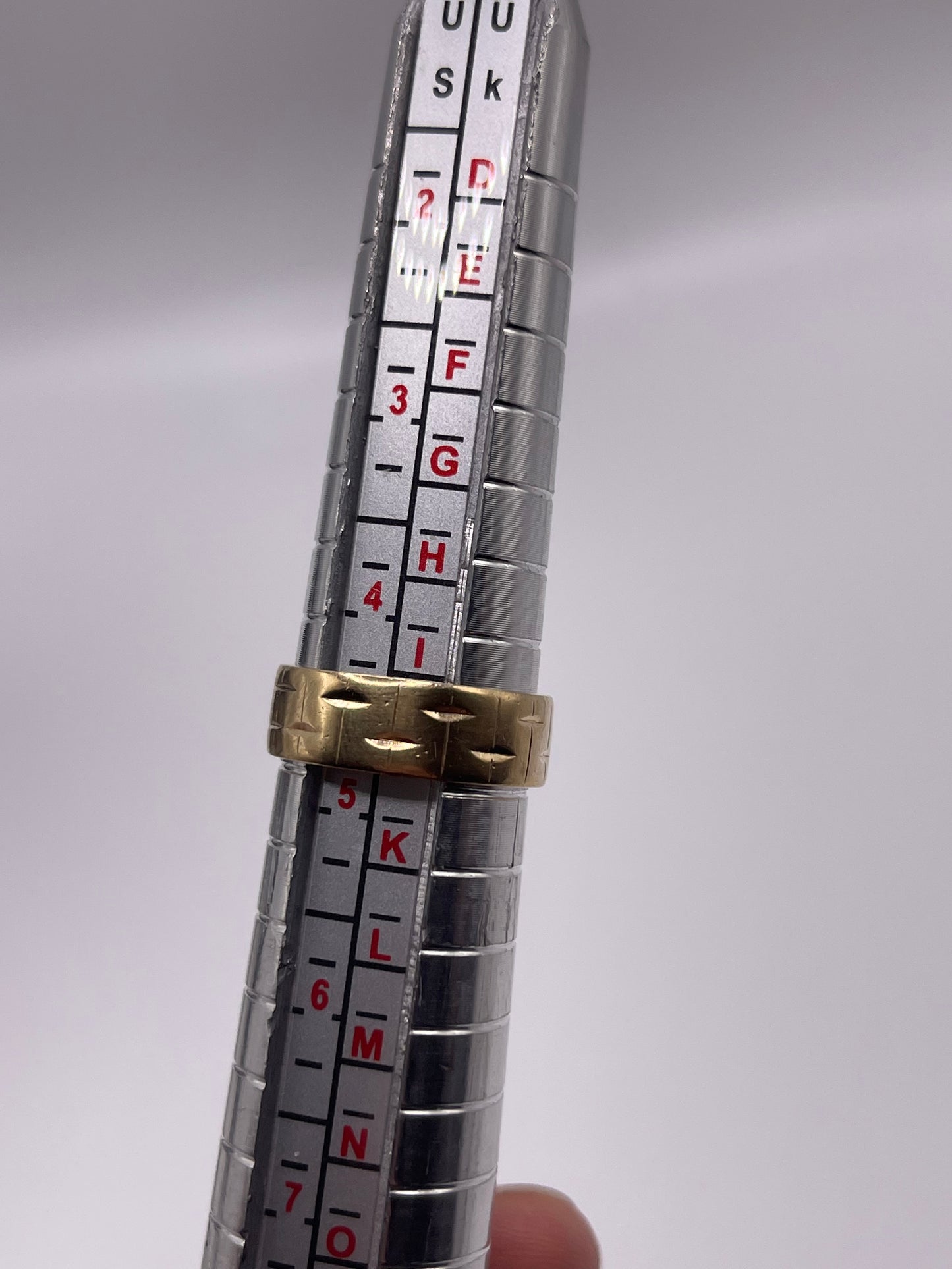 9ct gold patterned band