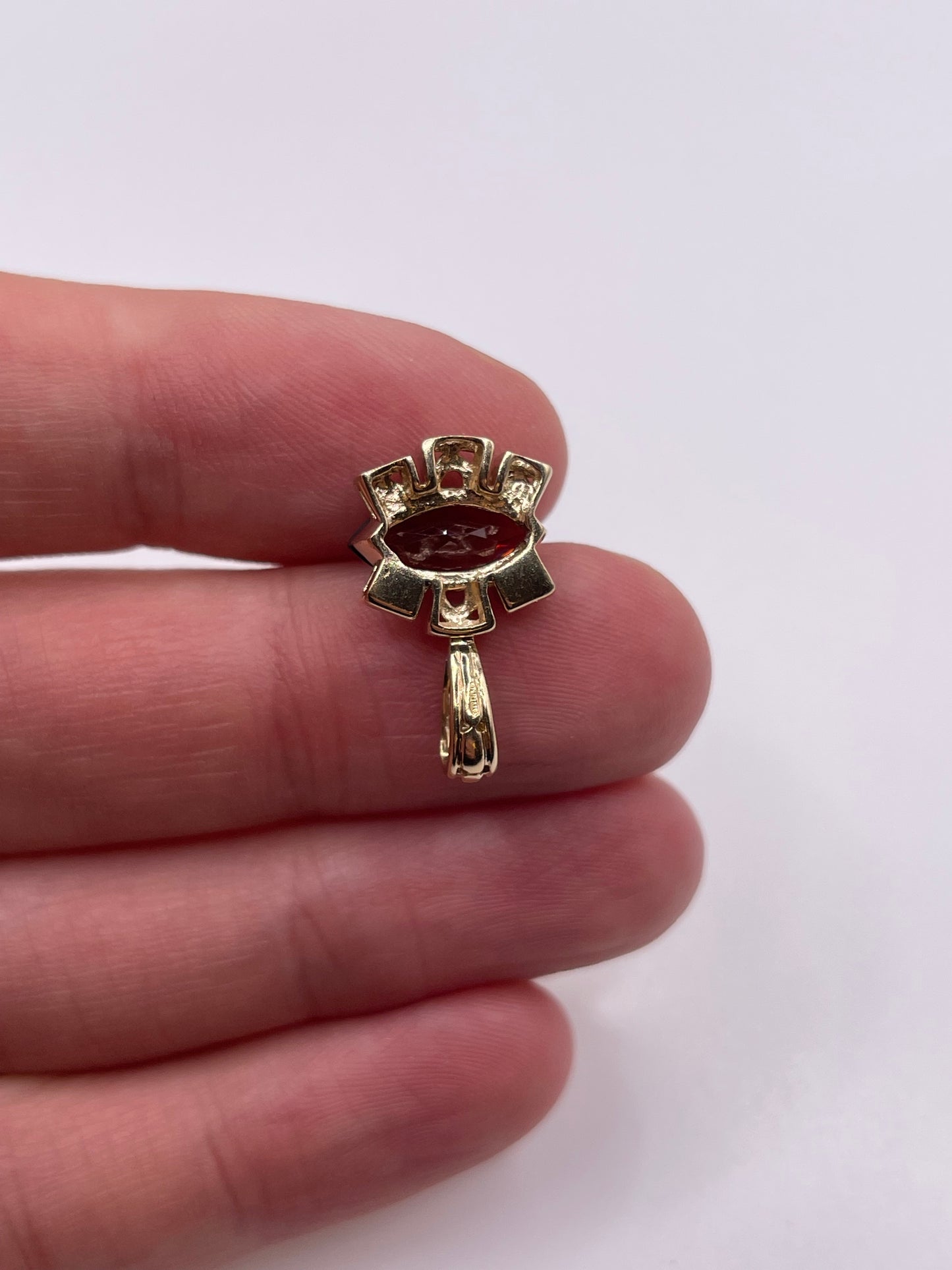 9ct gold garnet pendant