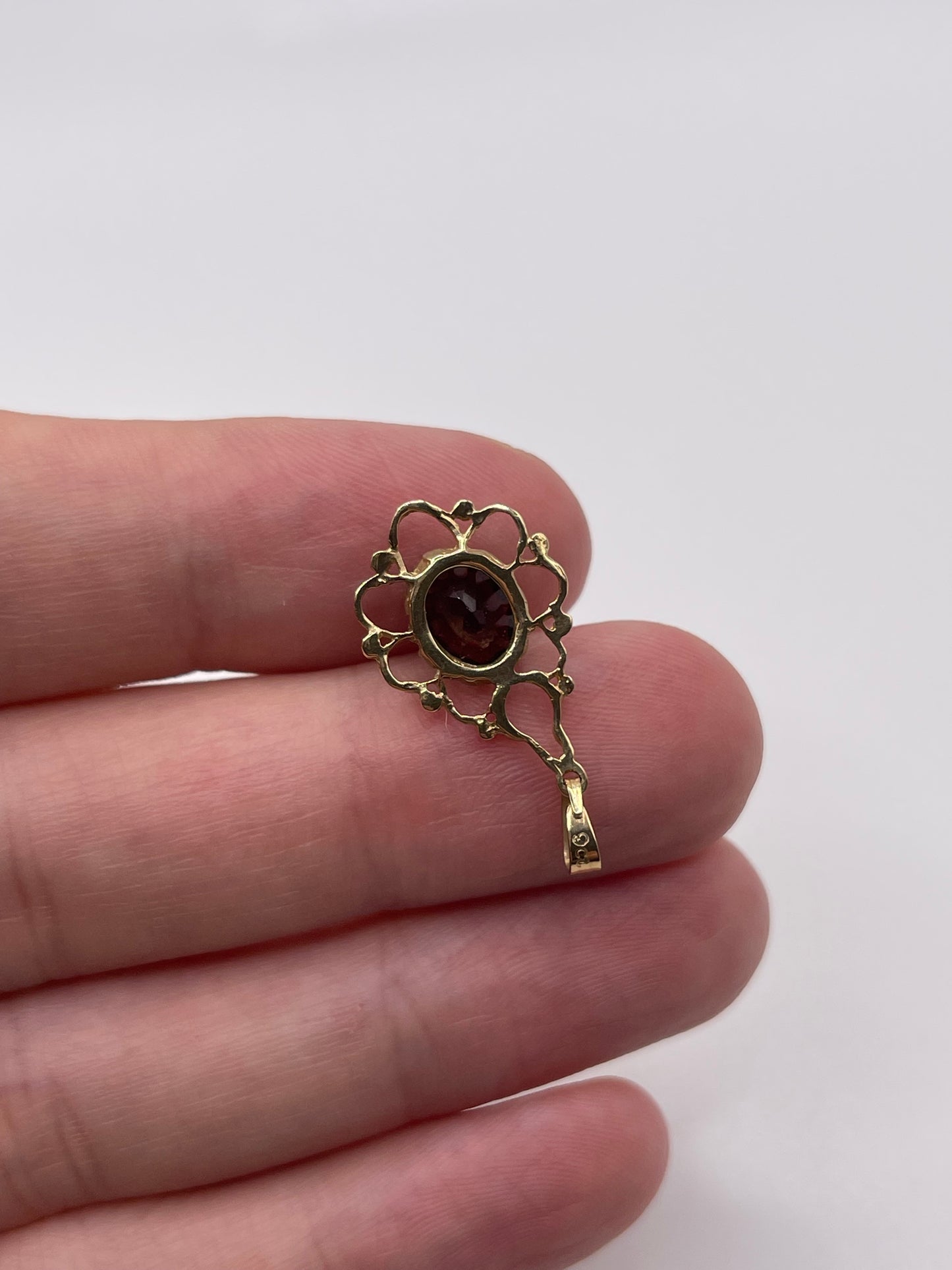 9ct gold garnet pendant