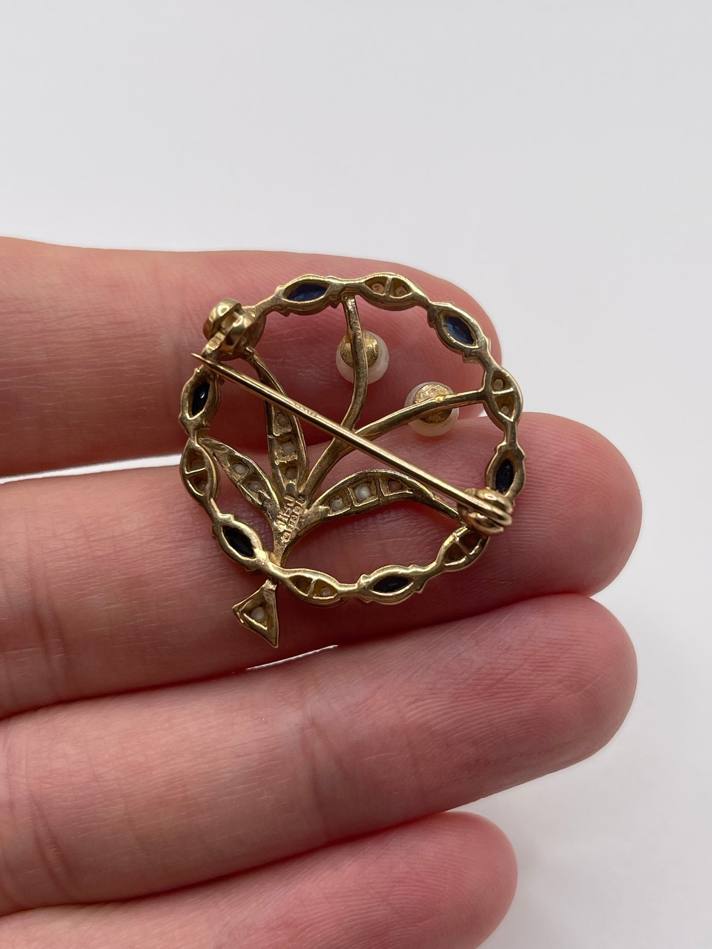 9ct gold sapphire and pearl brooch