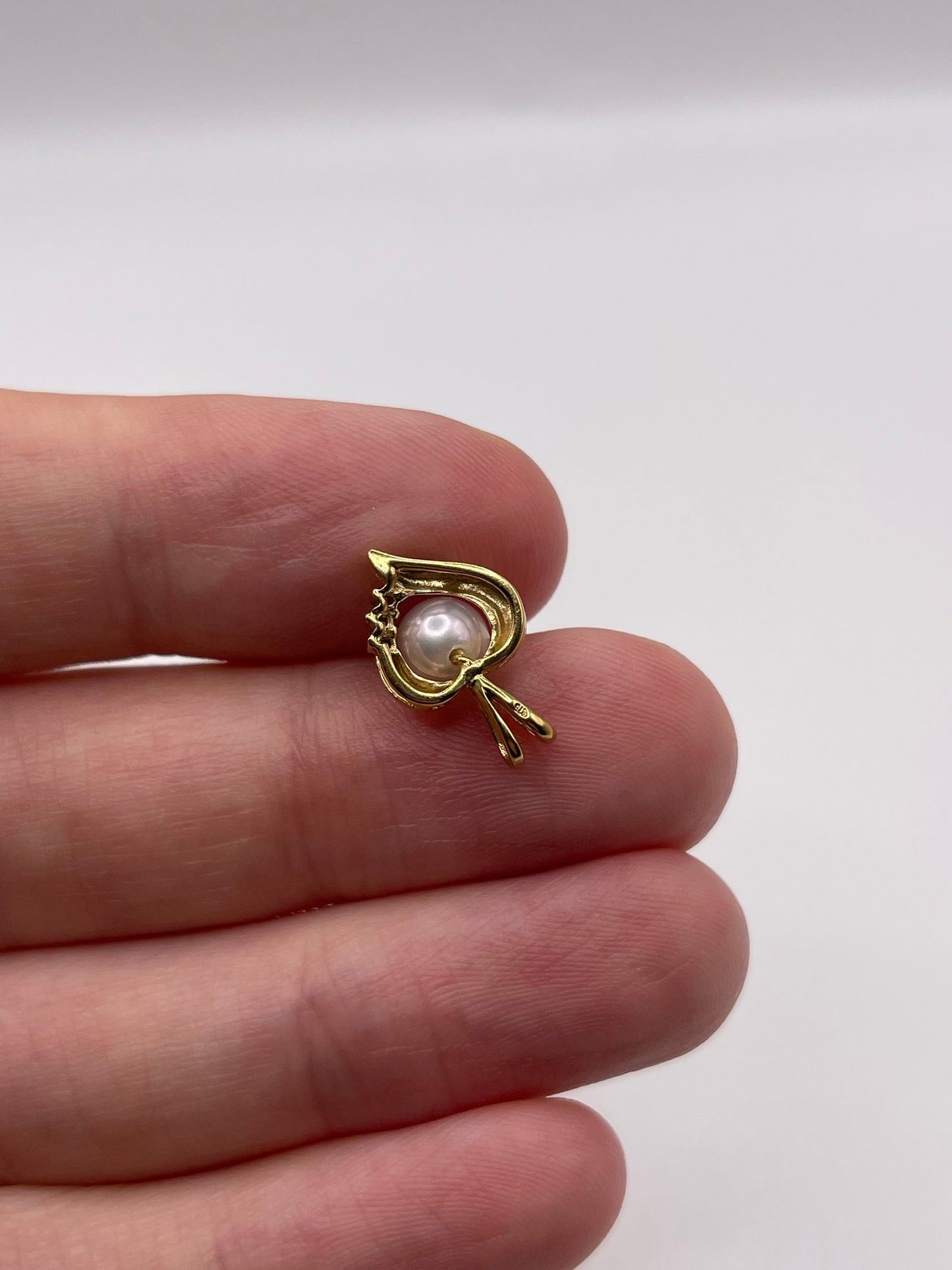 9ct gold pearl and diamond pendant