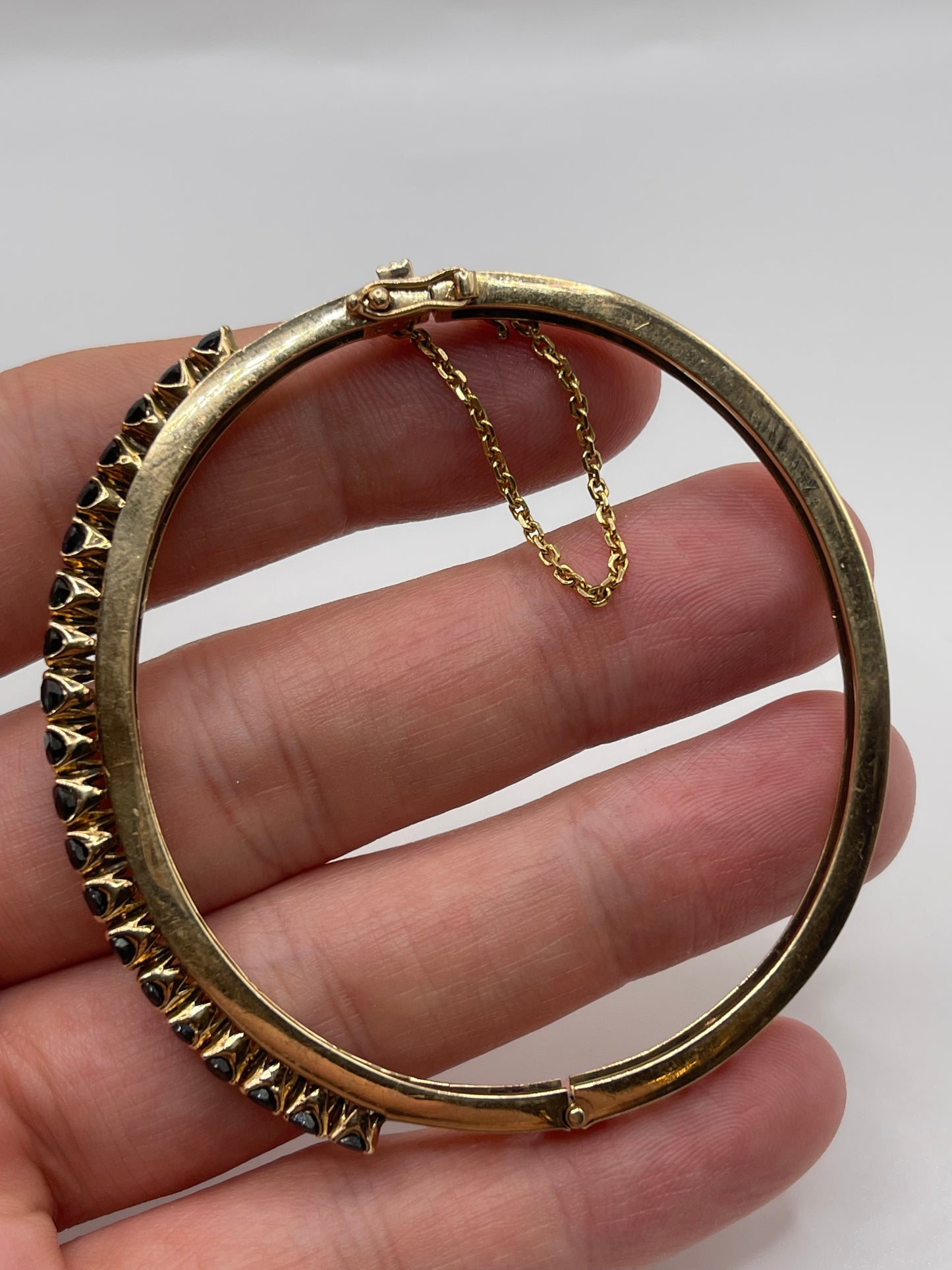 14ct gold sapphire bangle