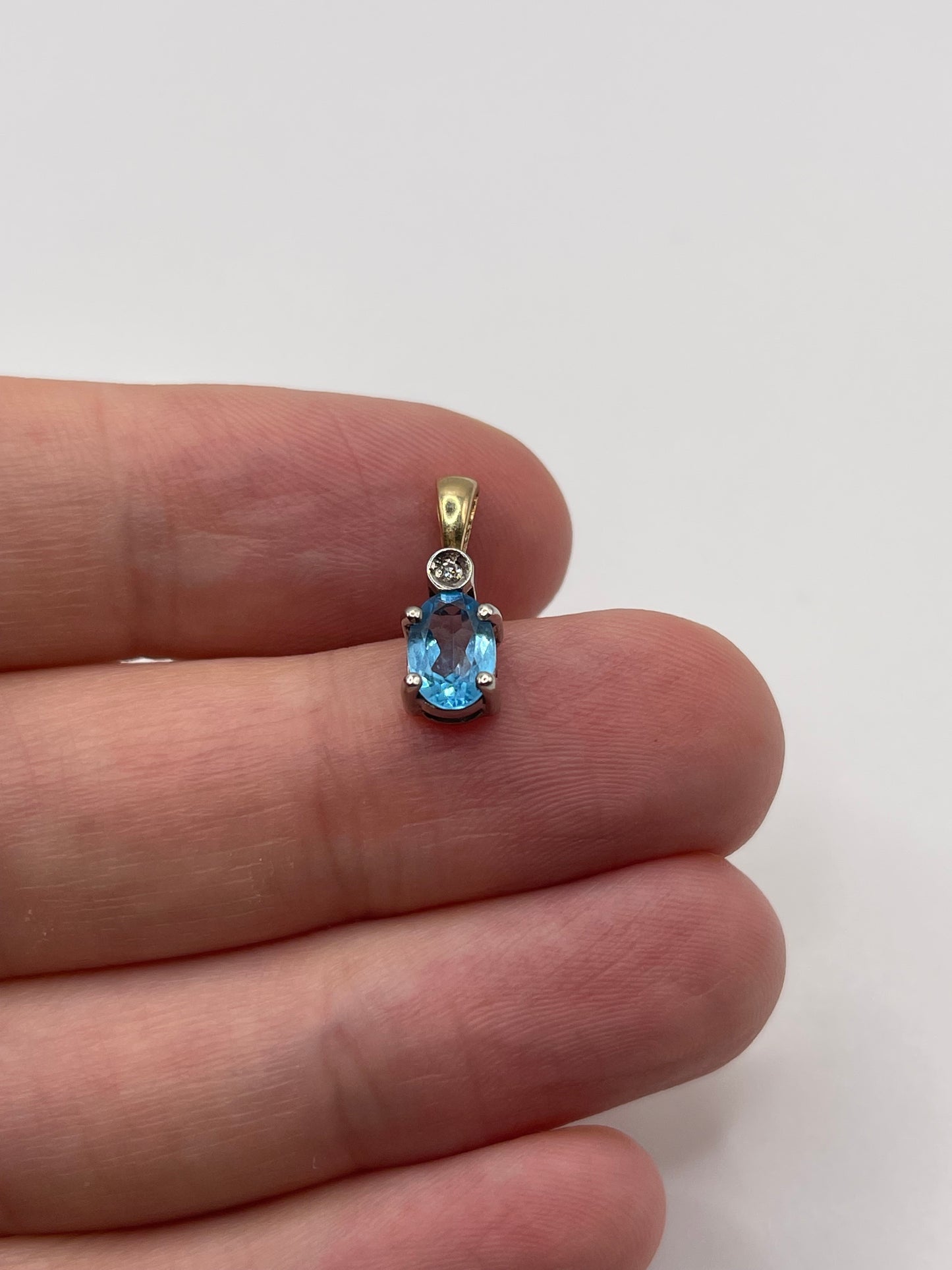9ct gold topaz and diamond pendant