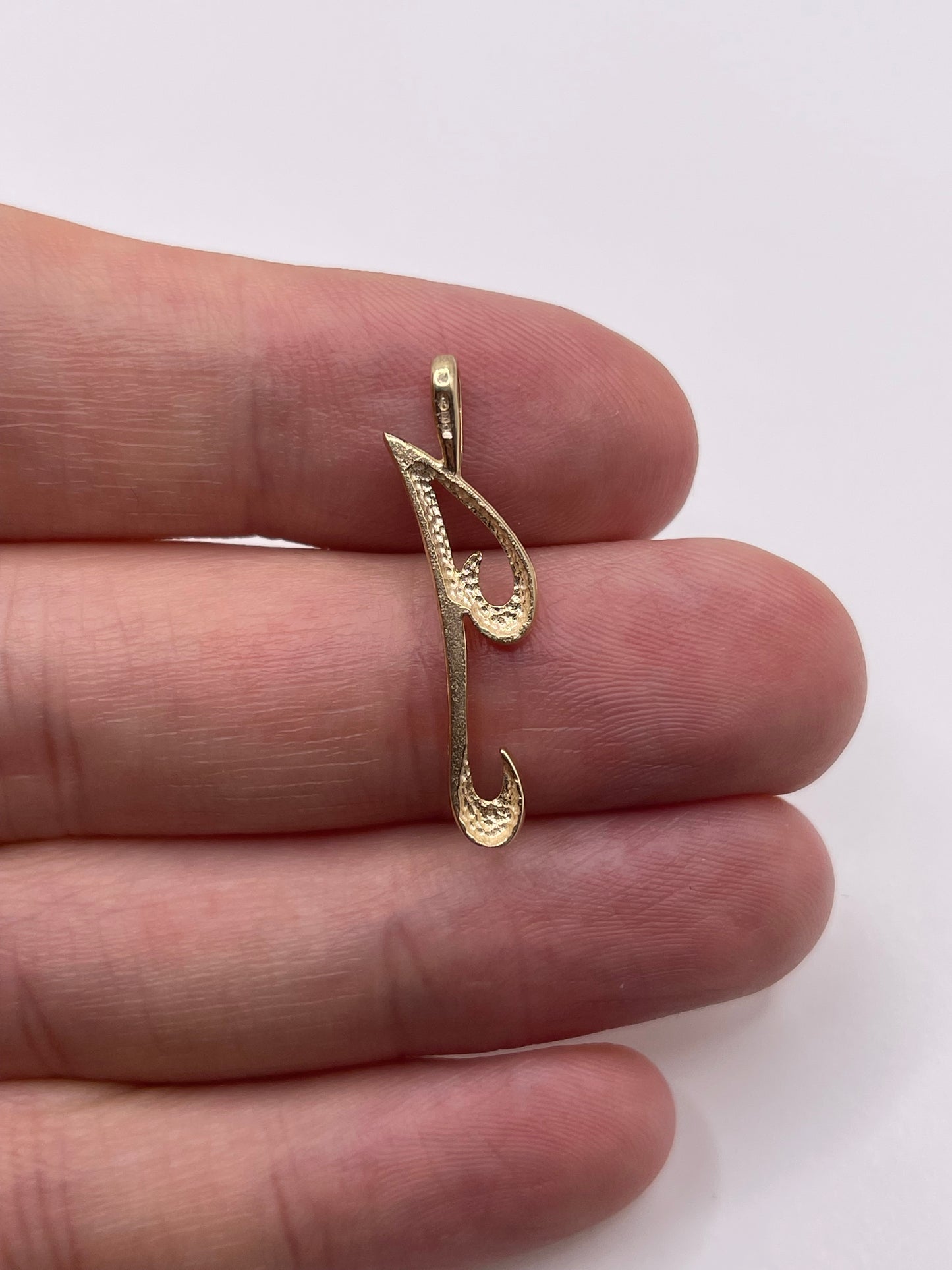 9ct gold initial I pendant
