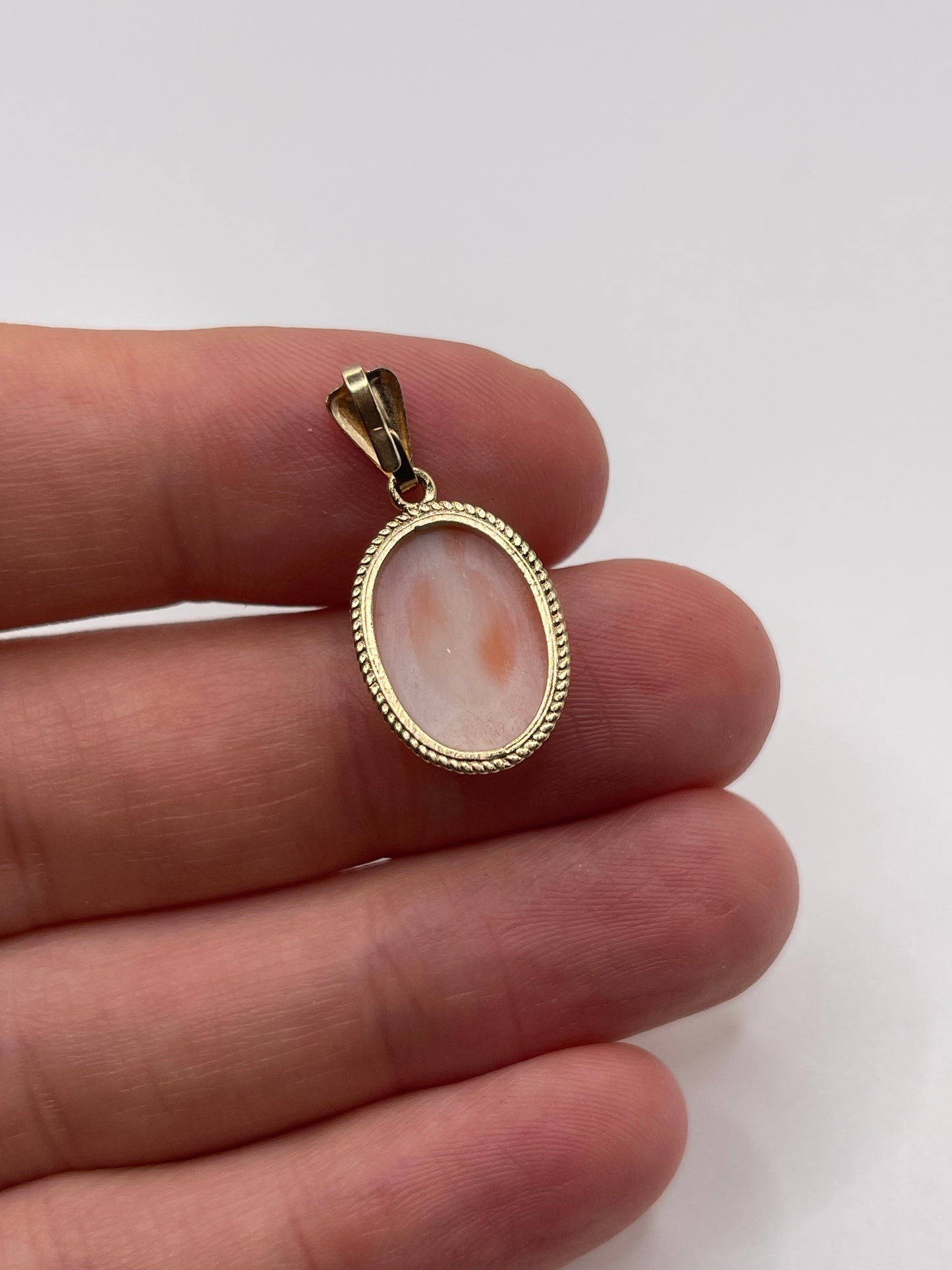 9ct gold coral pendant