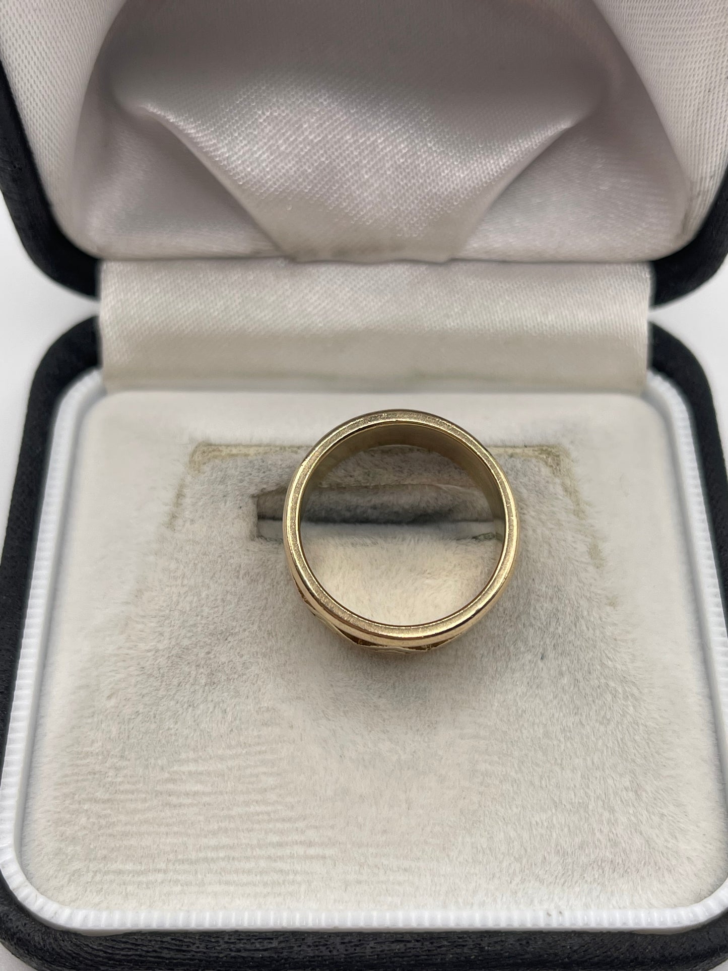 9ct gold patterned band