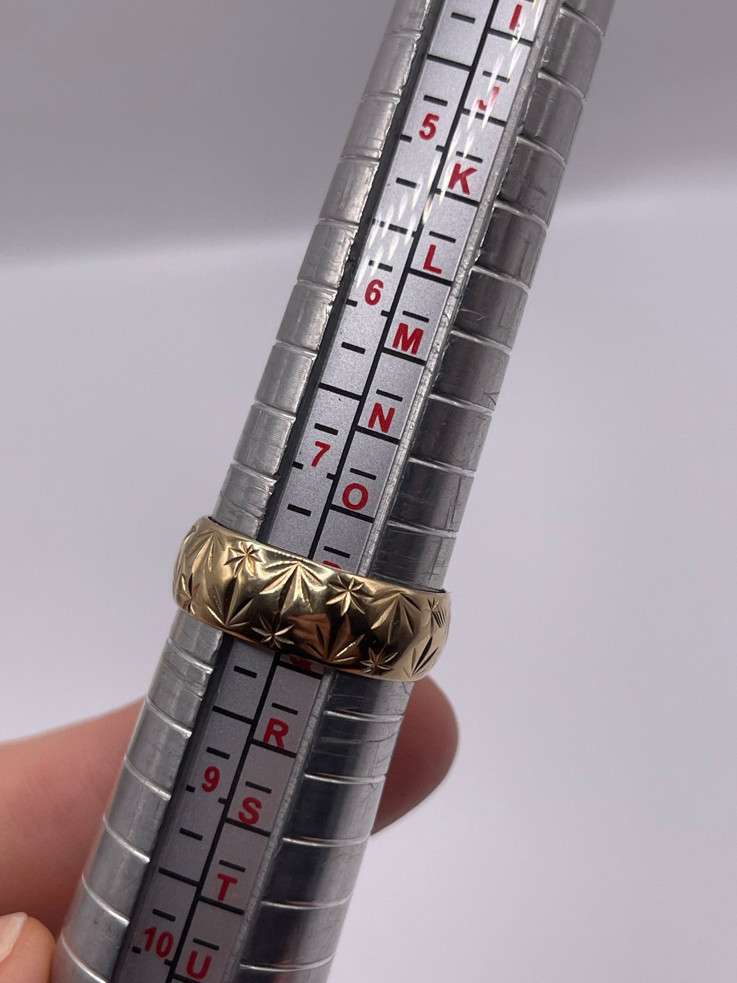 9ct gold patterned band