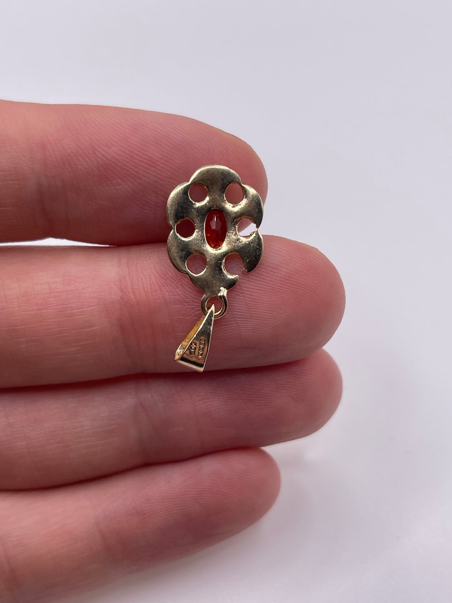 9ct gold garnet pendant