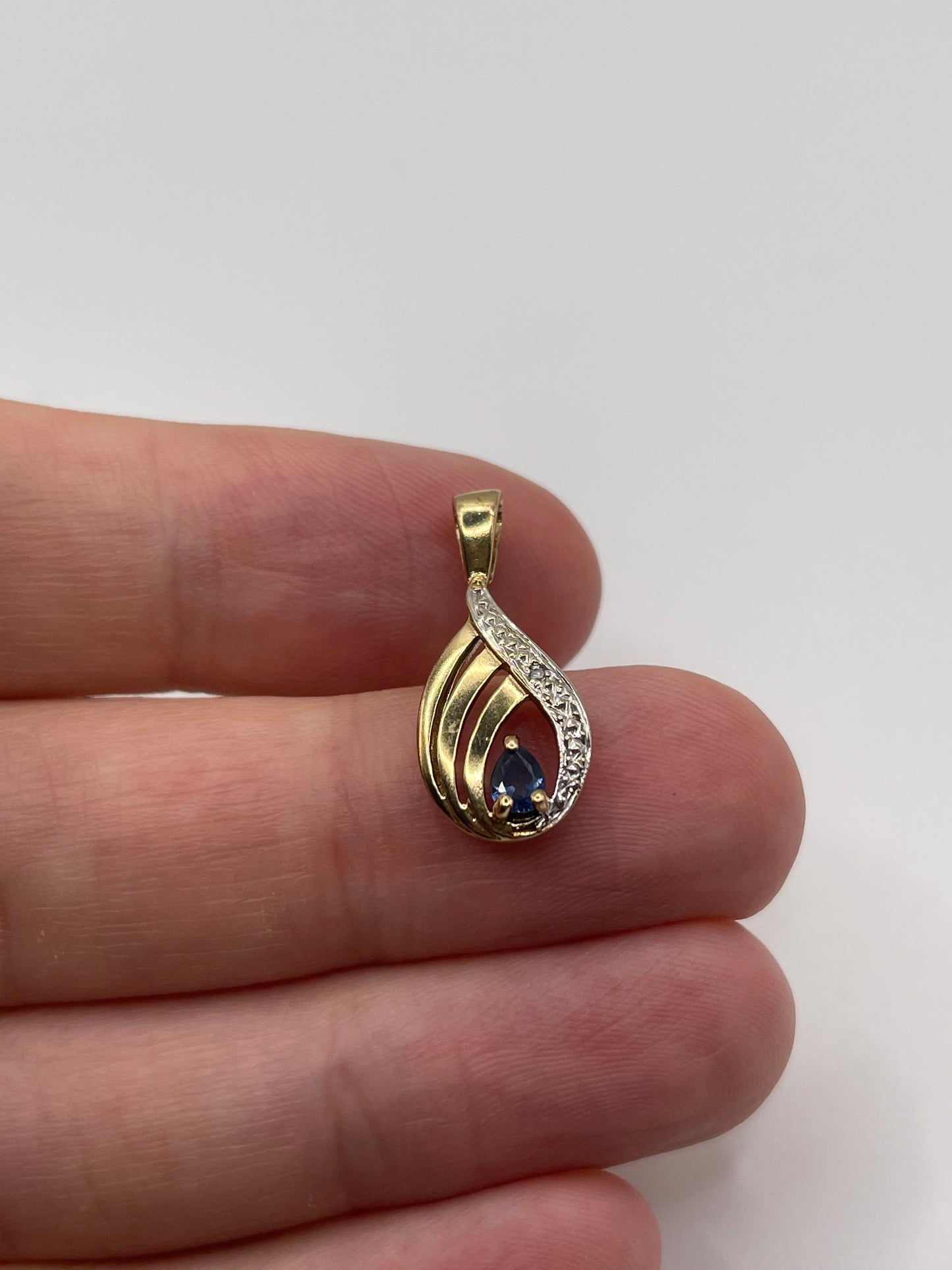 9ct gold sapphire and diamond pendant