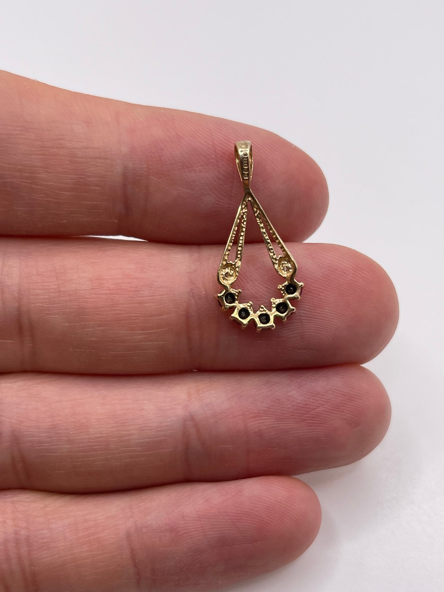 9ct gold sapphire and diamond pendant