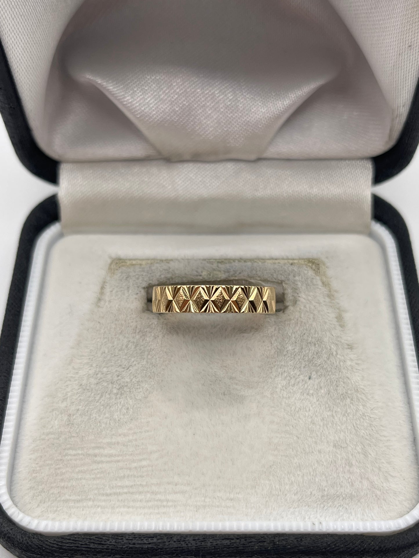 9ct gold patterned band