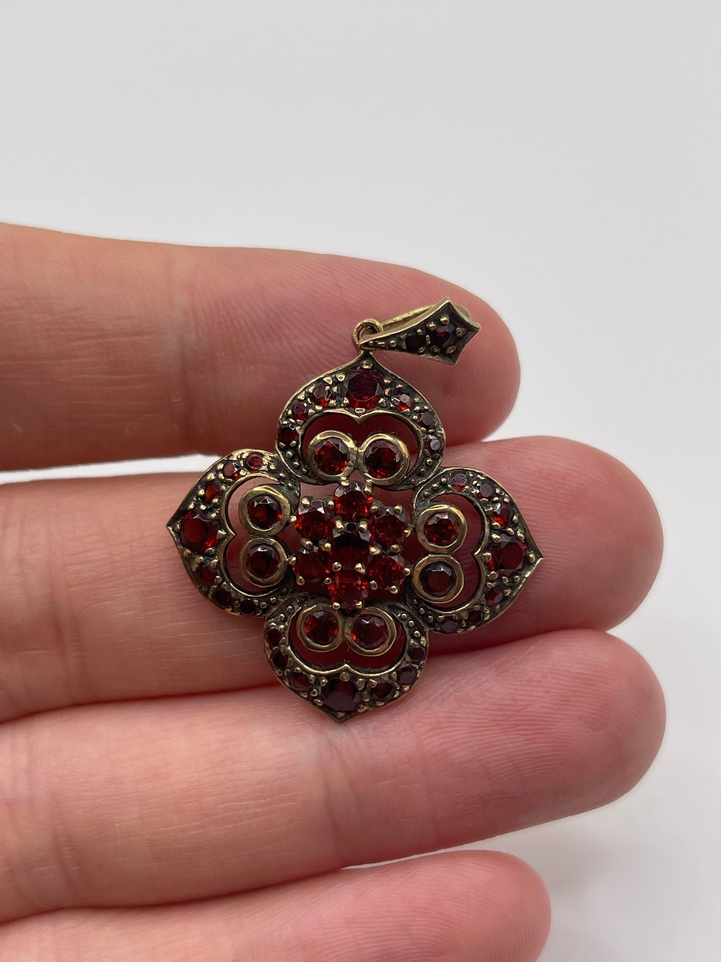 9ct gold garnet cluster pendant