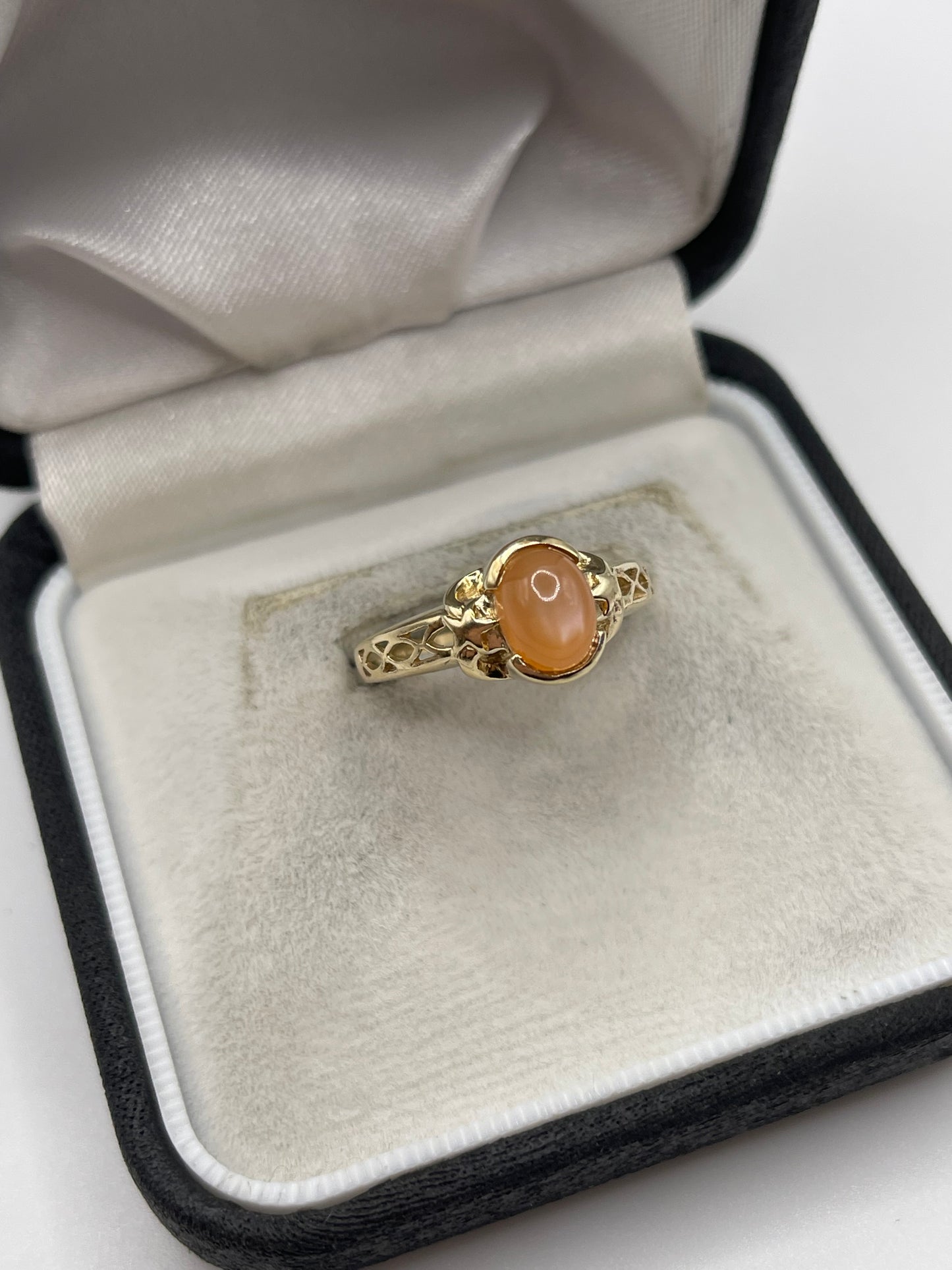 9ct gold peach moonstone ring