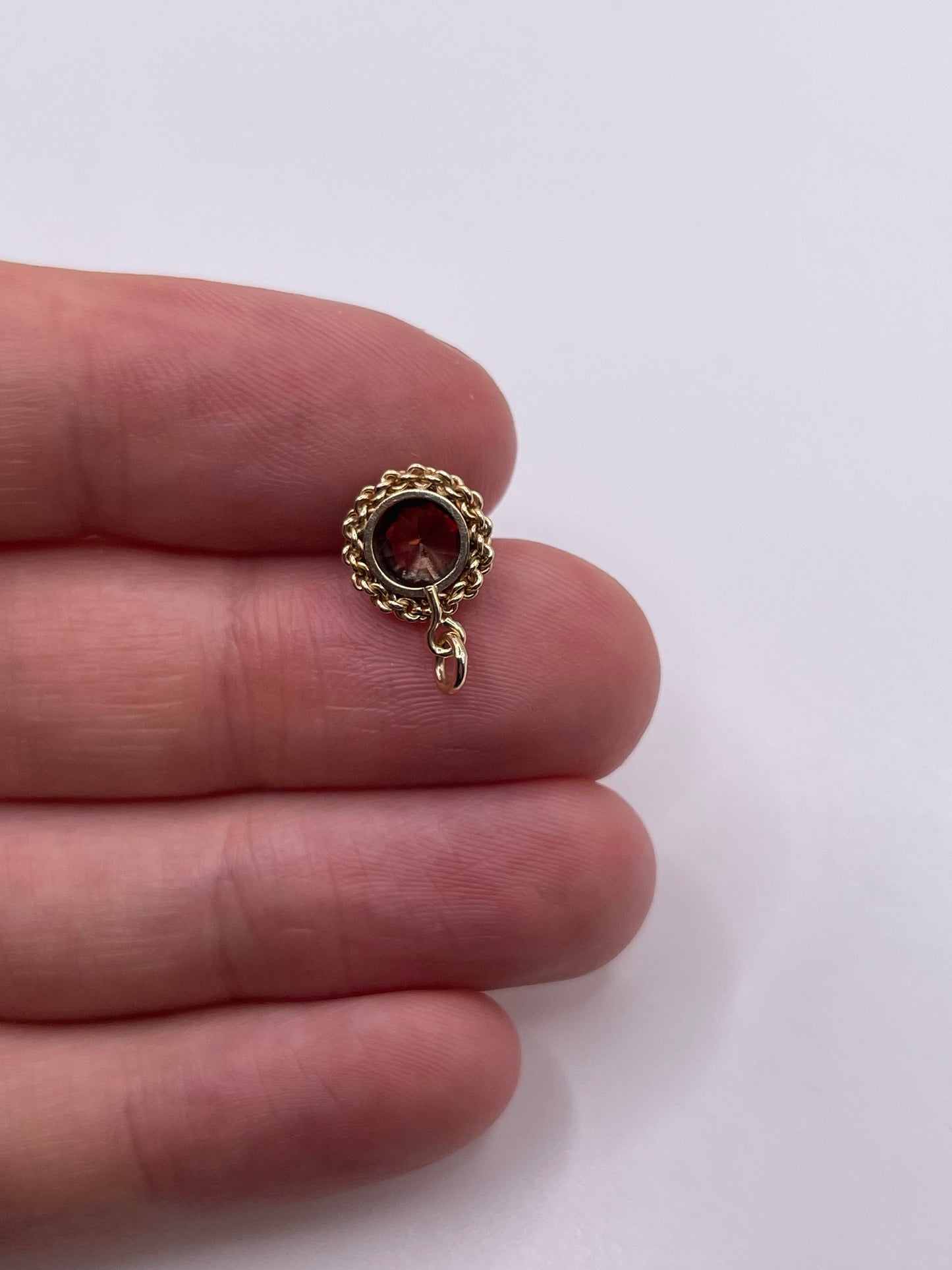 9ct gold garnet pendant