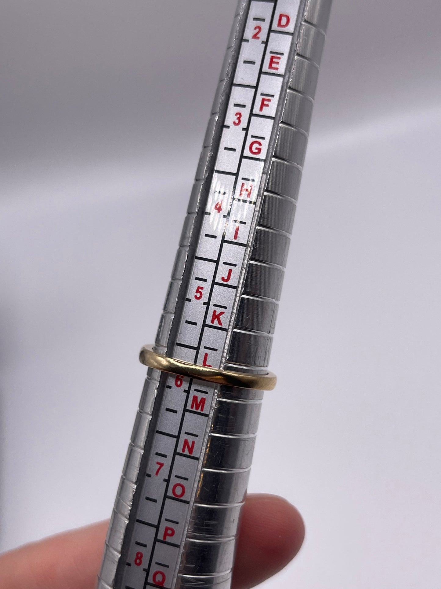 9ct gold garnet ring