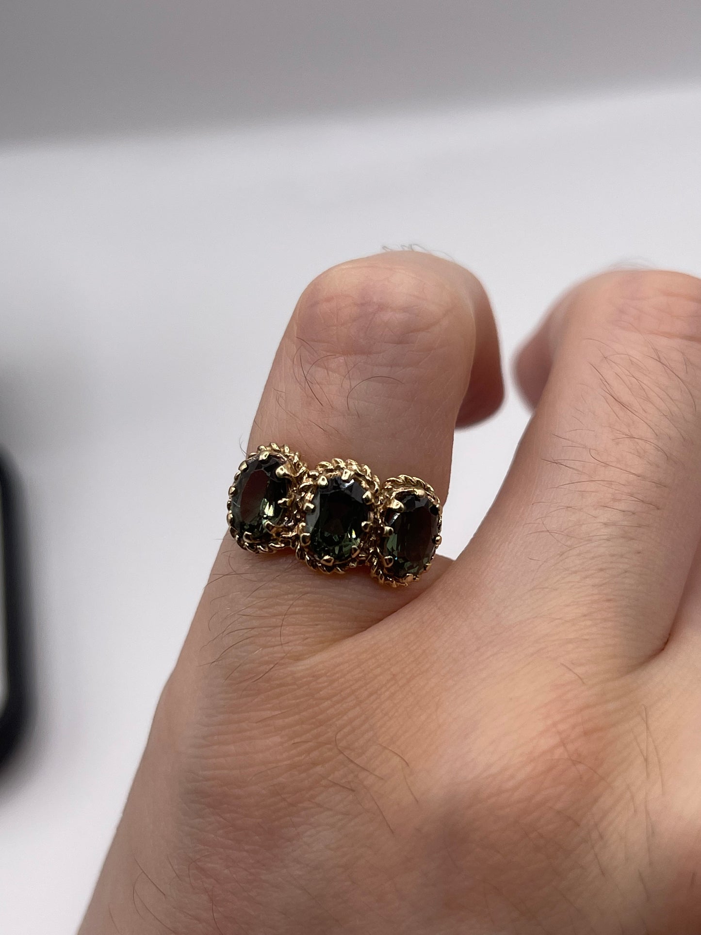 9ct gold synthetic spinel ring