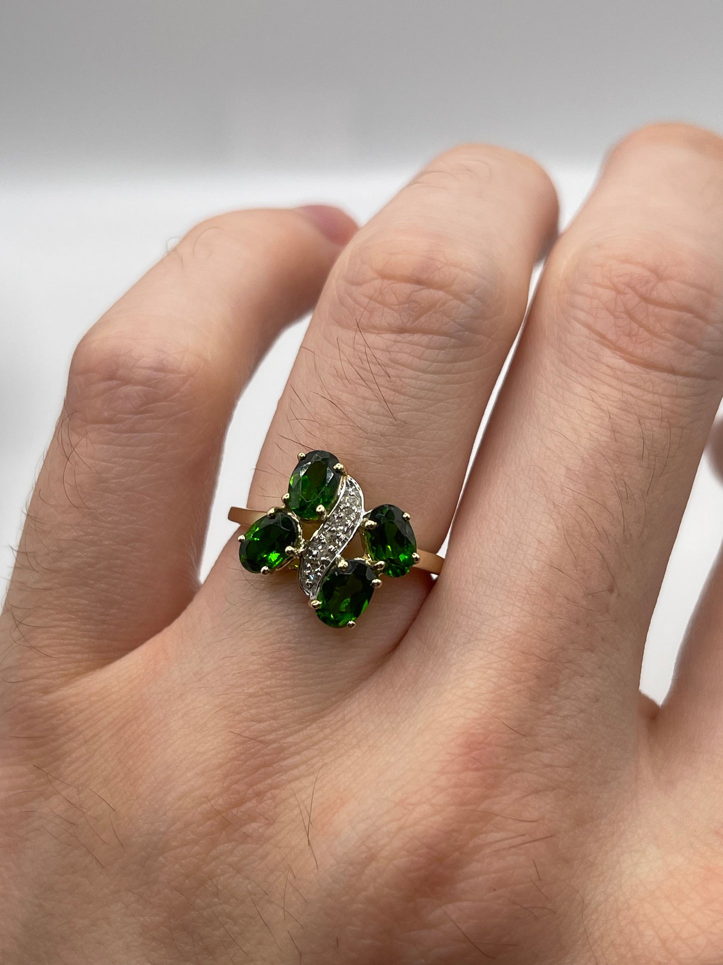 9ct gold diopside and diamond ring