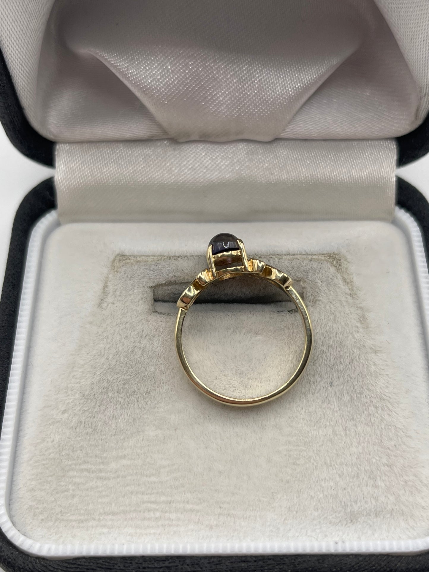 9ct gold cabochon iolite ring