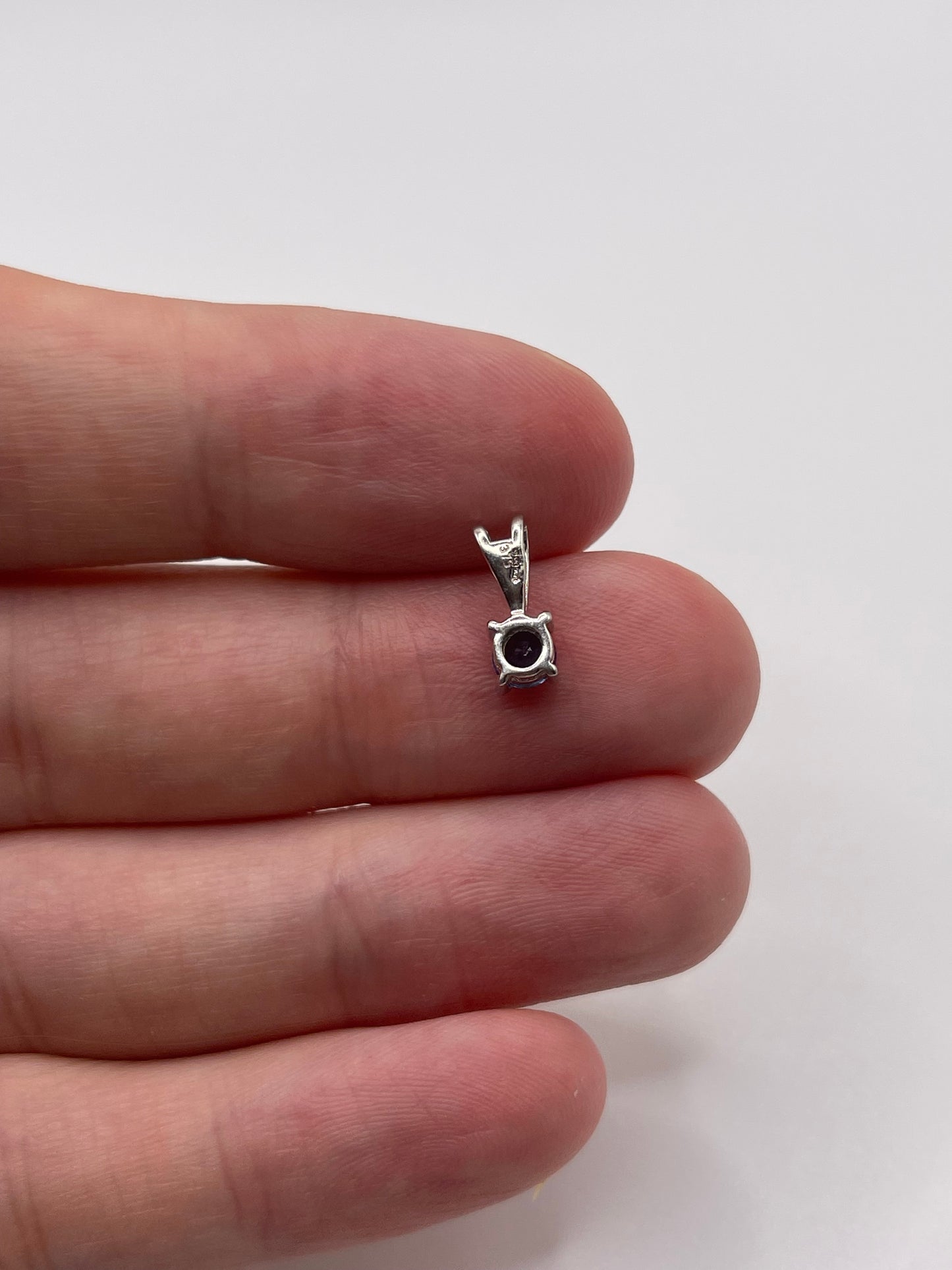 9ct gold white sapphire pendant