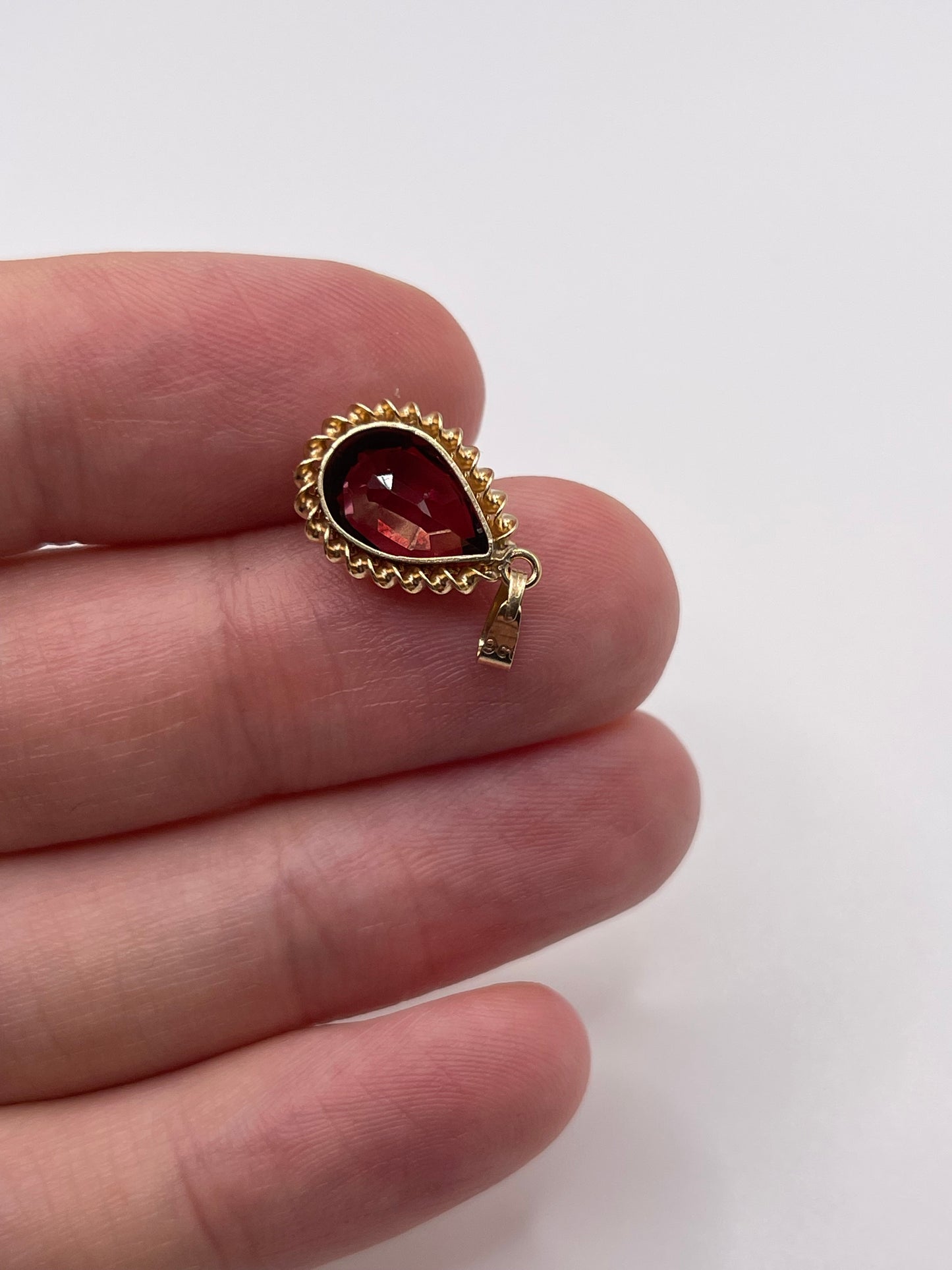 9ct gold garnet pendant