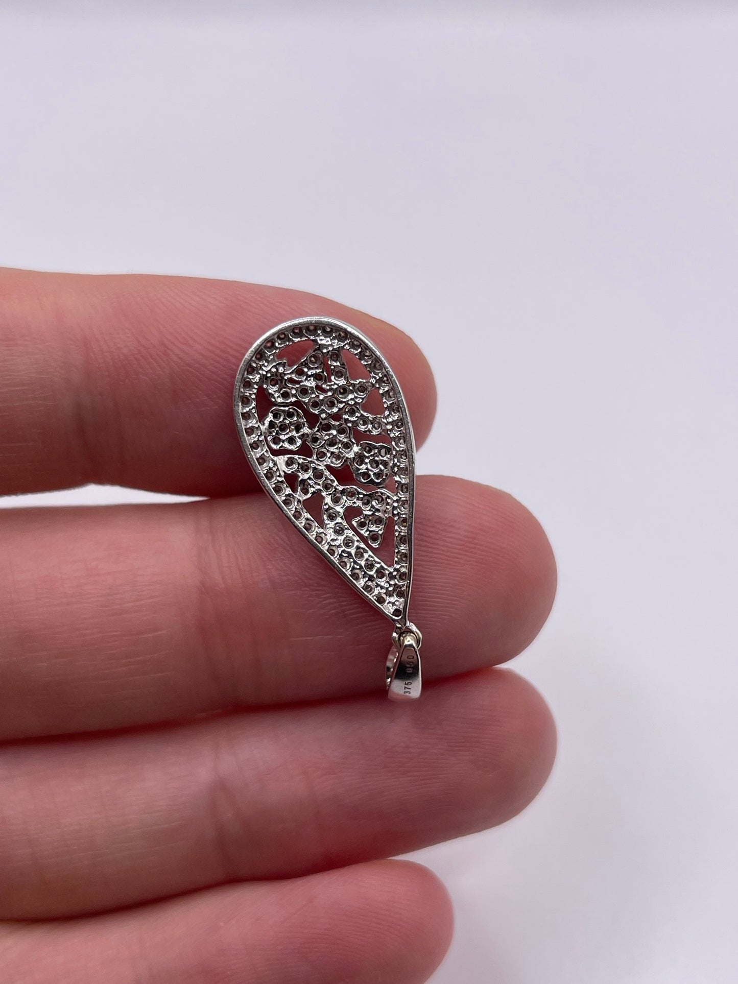 9ct white gold diamond cluster pendant
