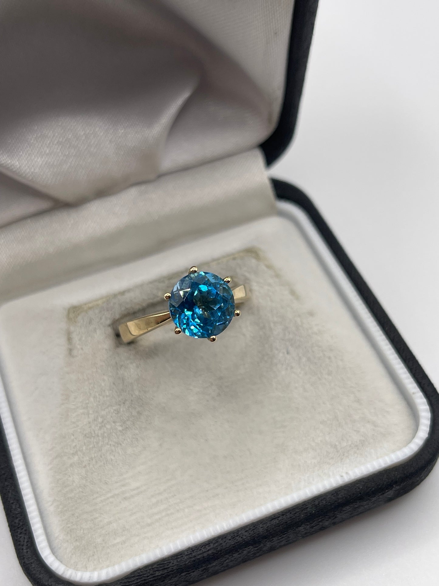 9ct gold blue topaz ring