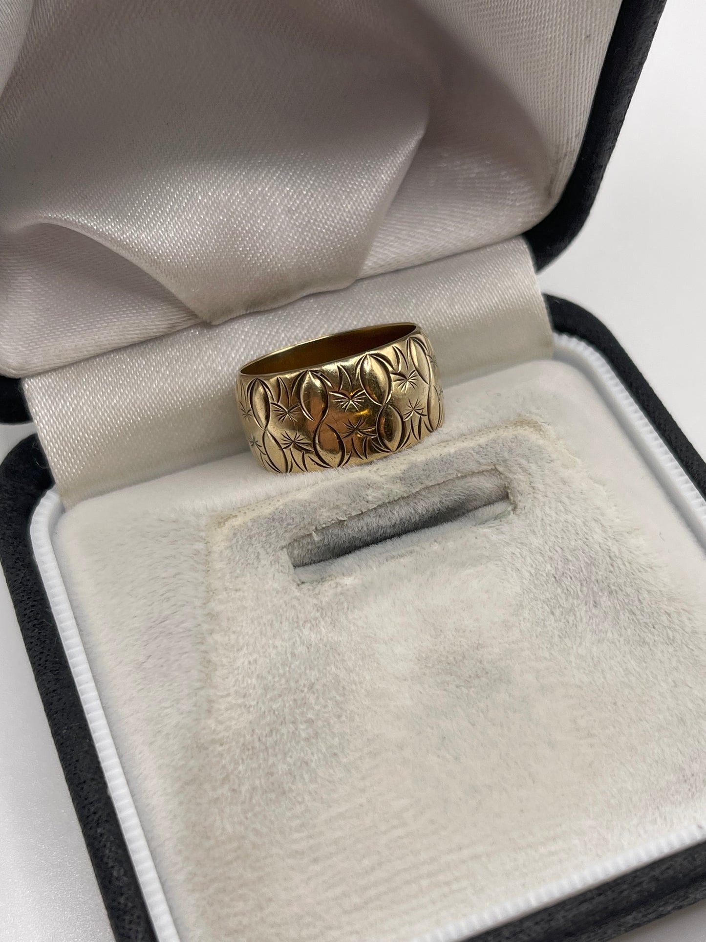 9ct gold patterned band