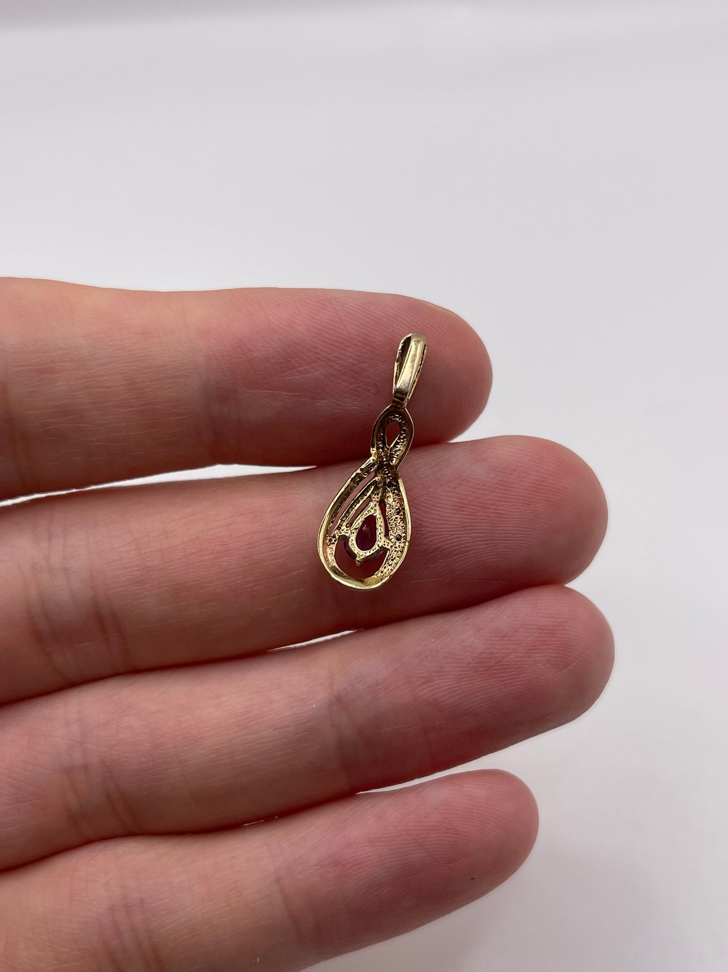 9ct gold amethyst and diamond pendant