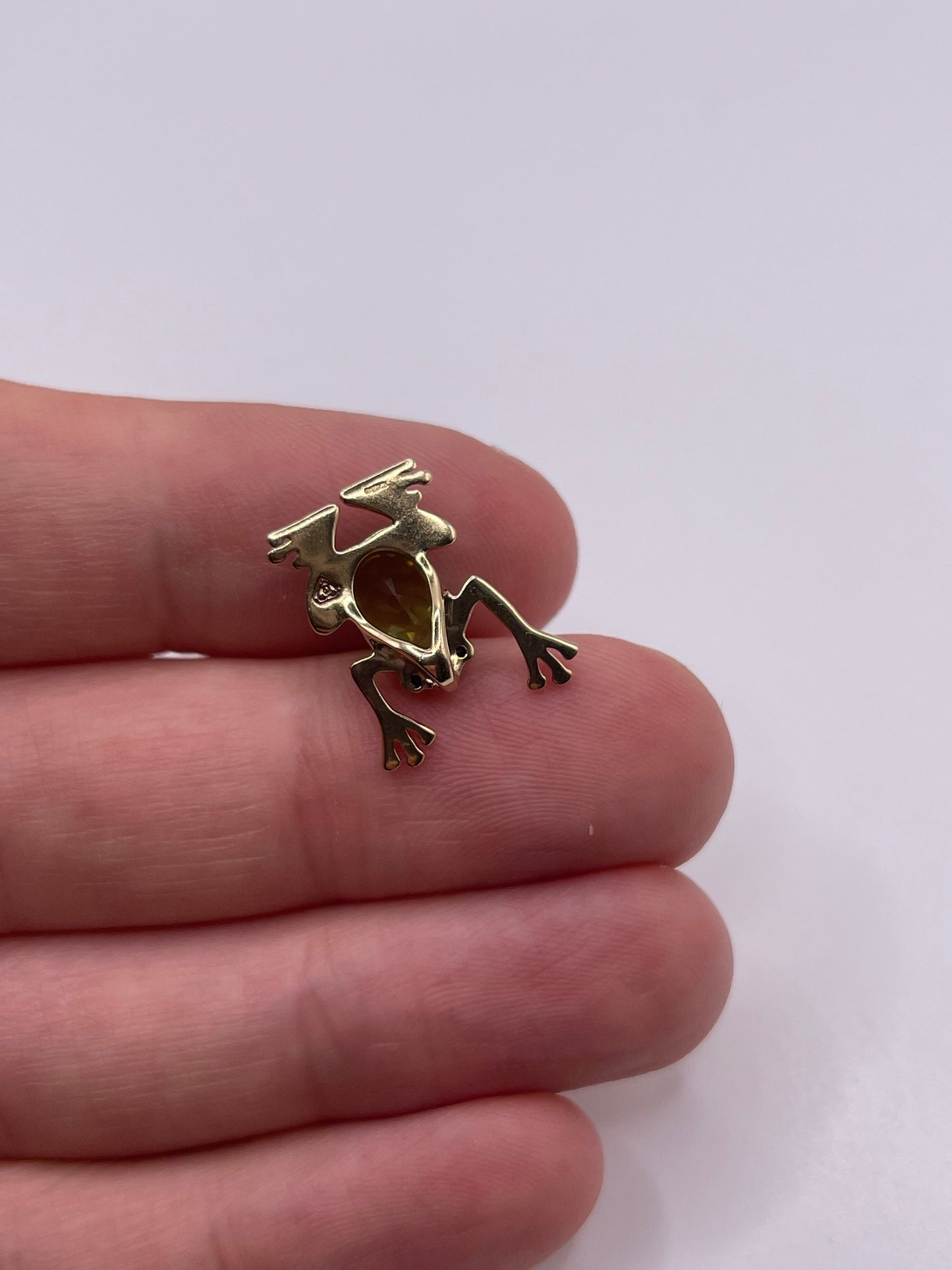 9ct gold peridot and diamond frog pendant
