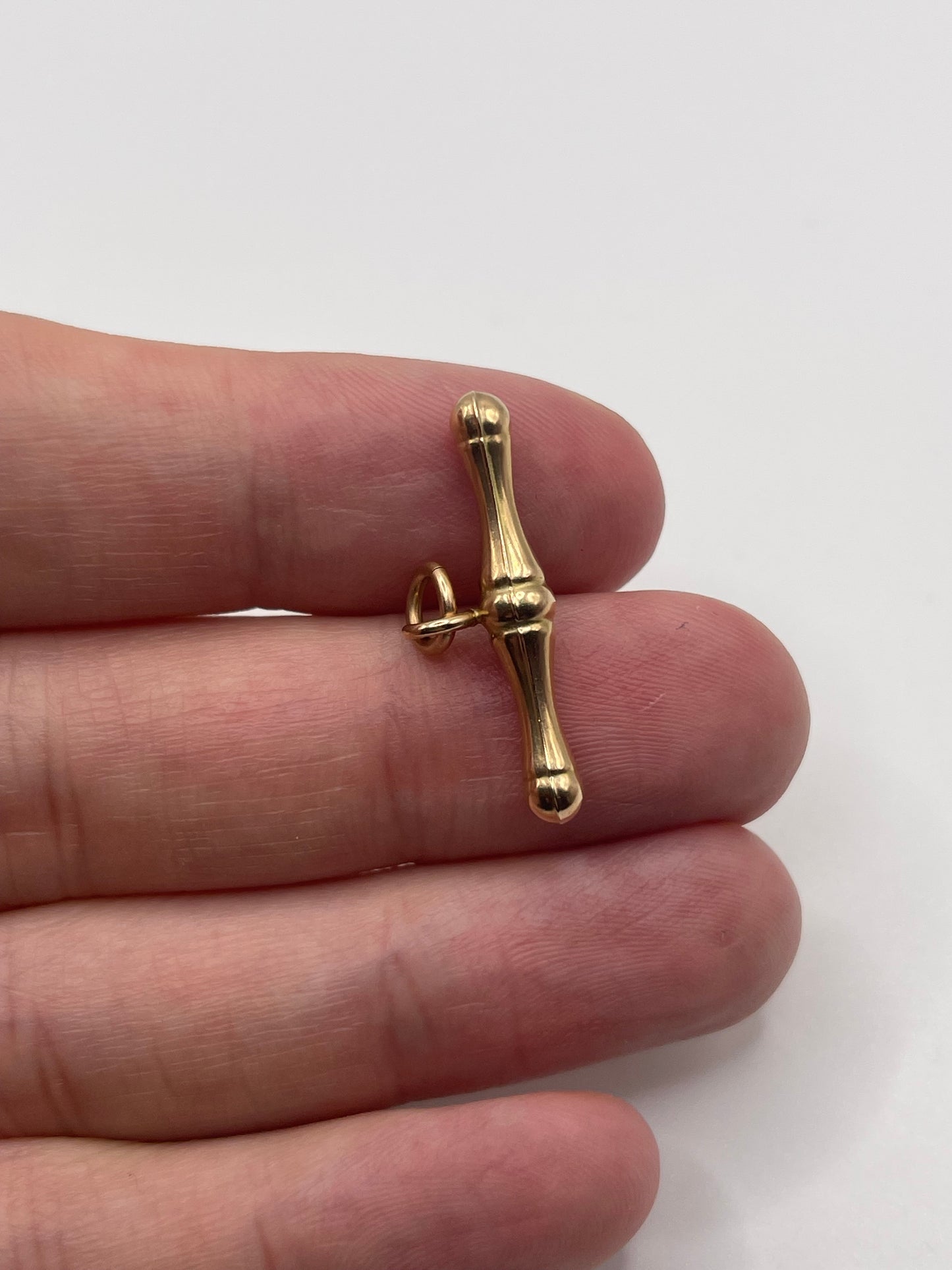9ct gold T bar pendant