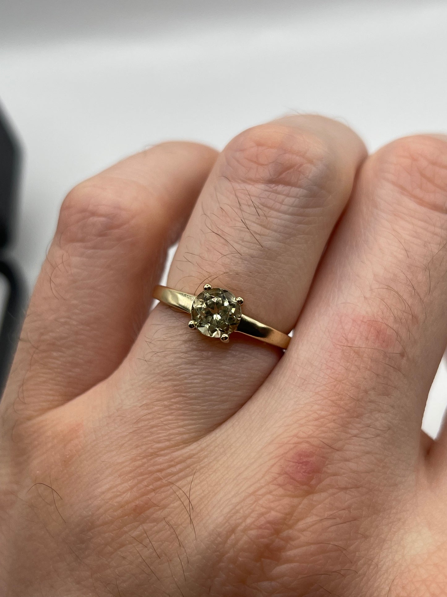 9ct gold quartz ring