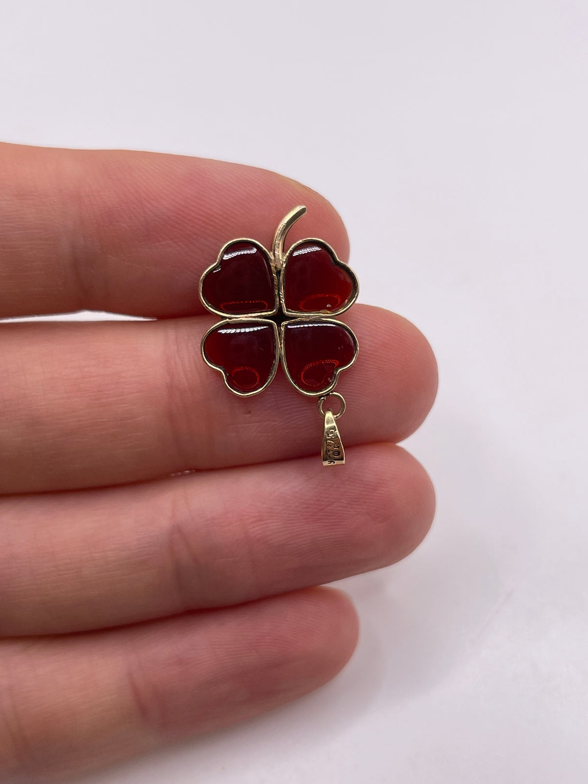 9ct gold garnet clover pendant
