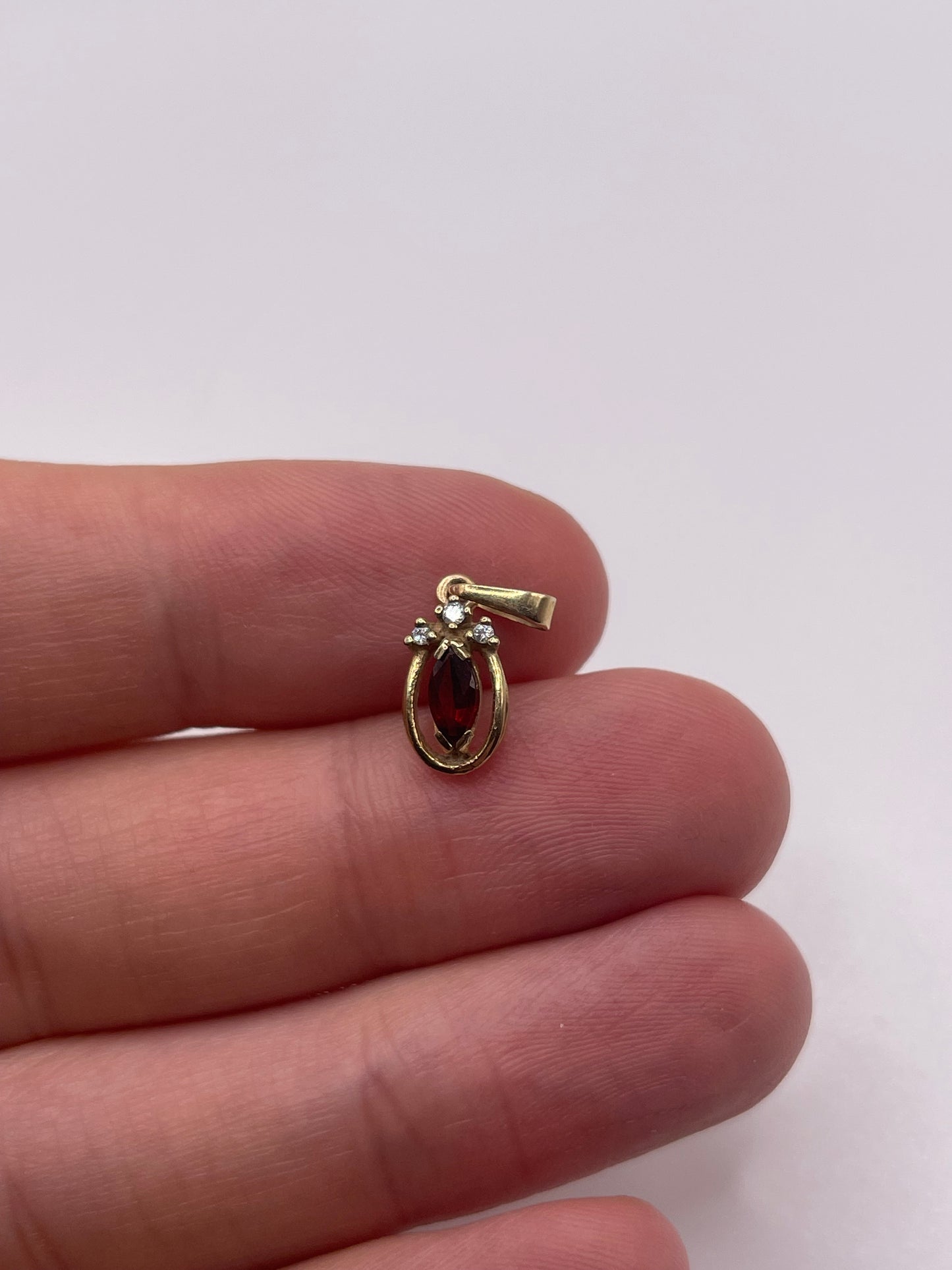 9ct gold garnet and diamond pendant