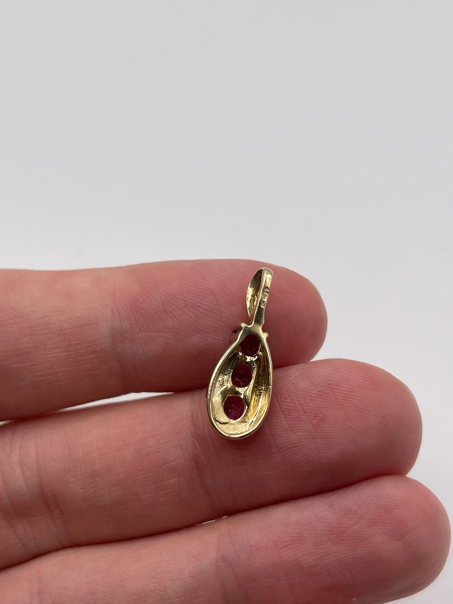 9ct gold garnet pendant