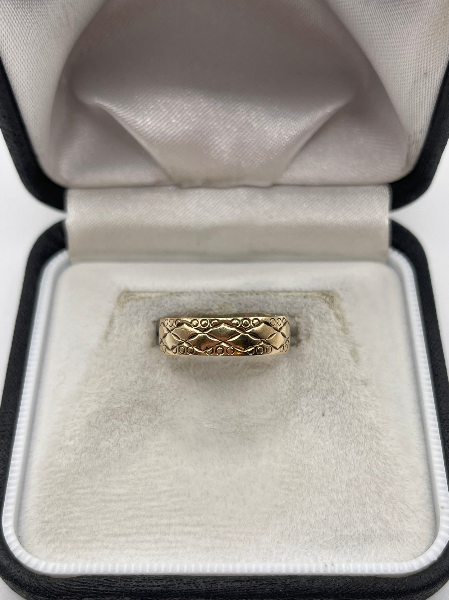 9ct gold patterned band