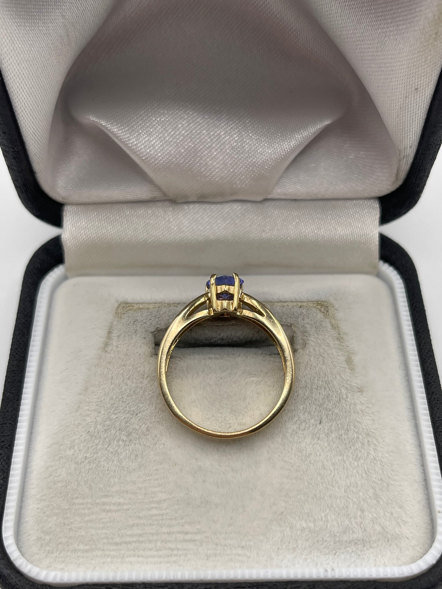 9ct gold tanzanite and diamond ring