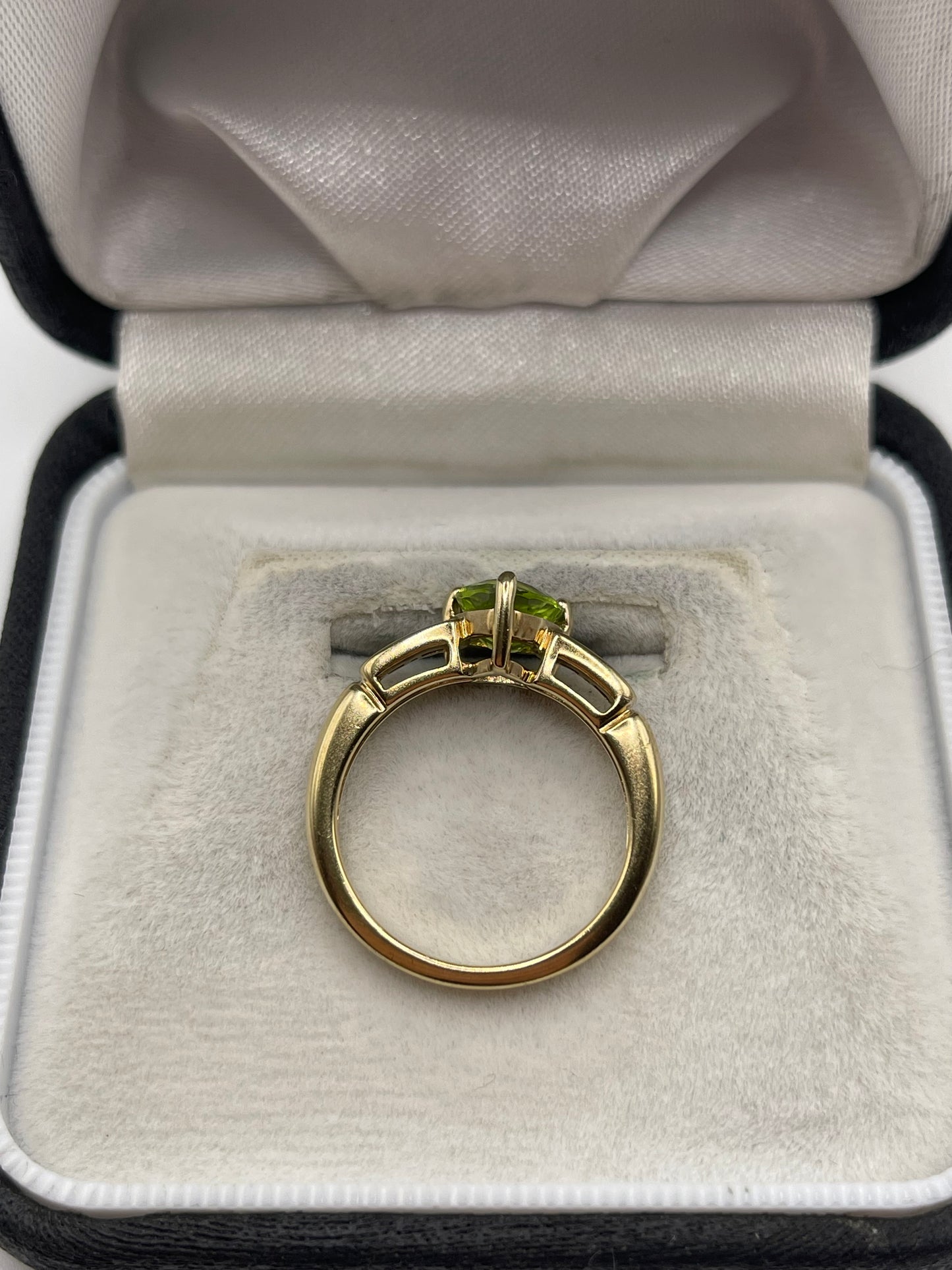 9ct gold peridot and diamond ring