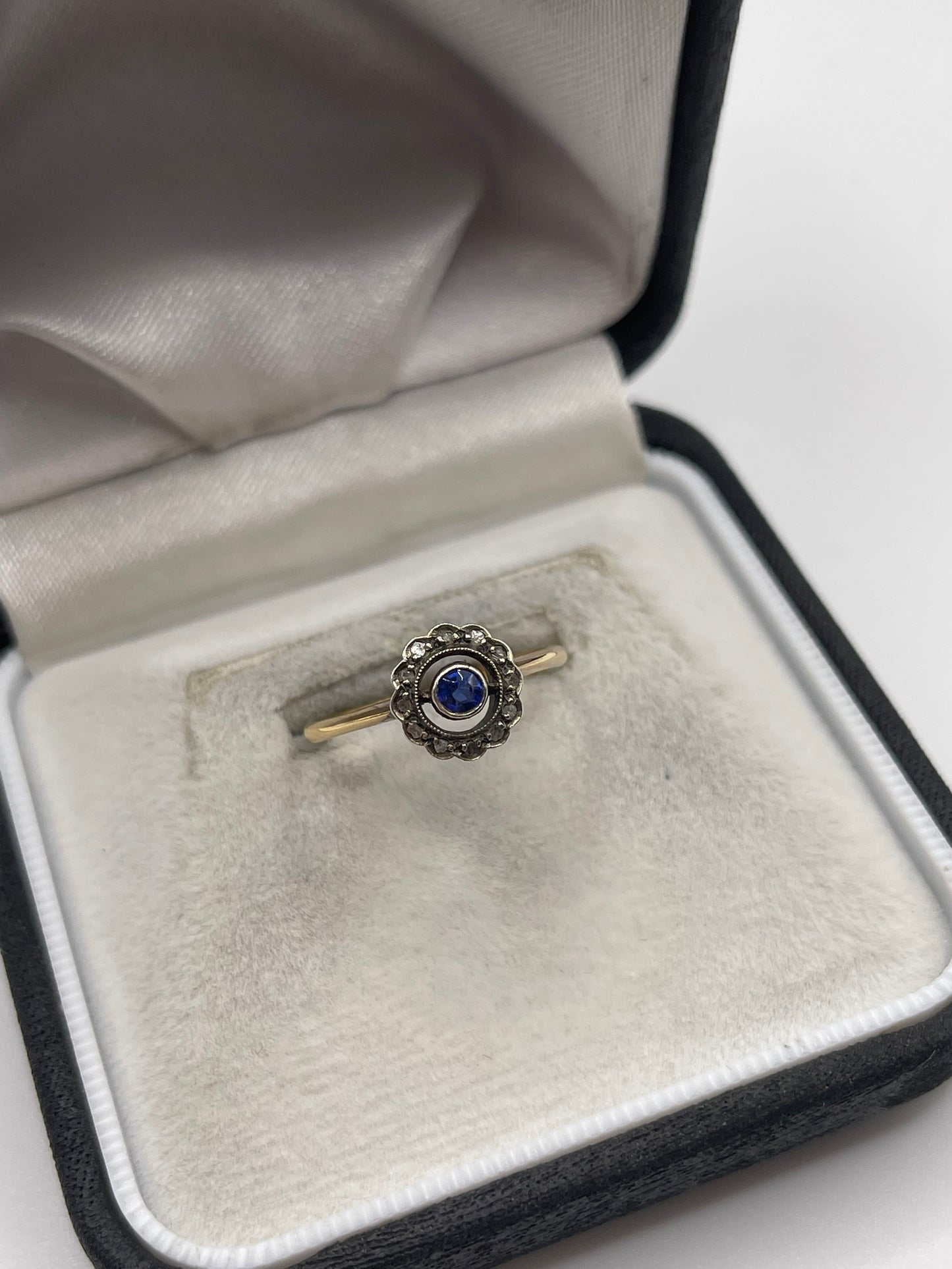 18ct gold sapphire and diamond ring