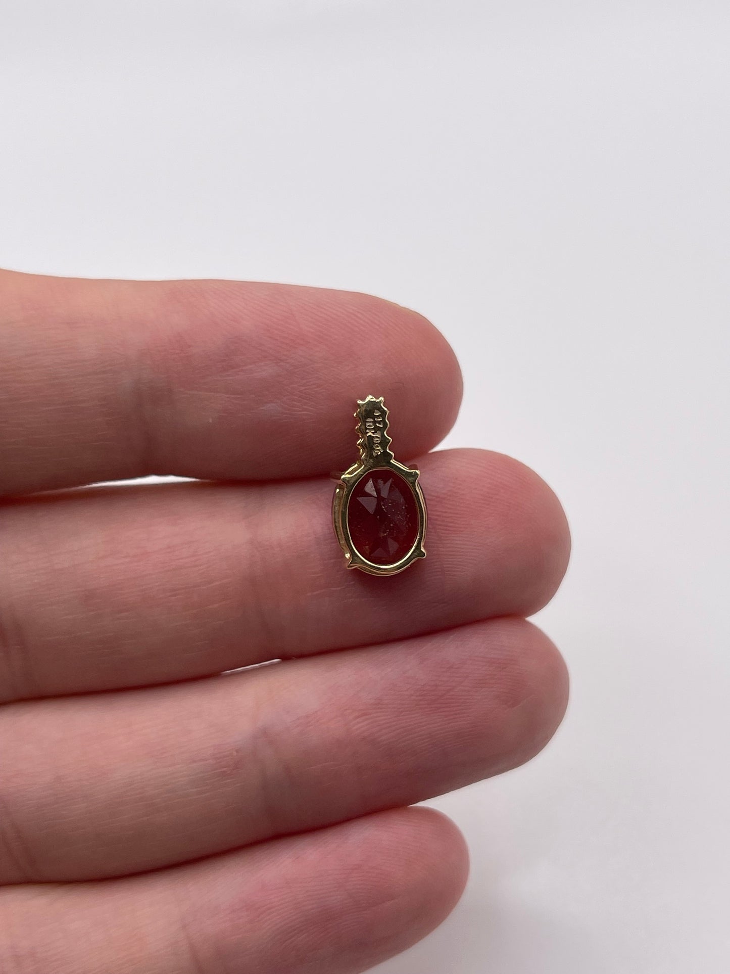 9ct gold garnet and zircon pendant
