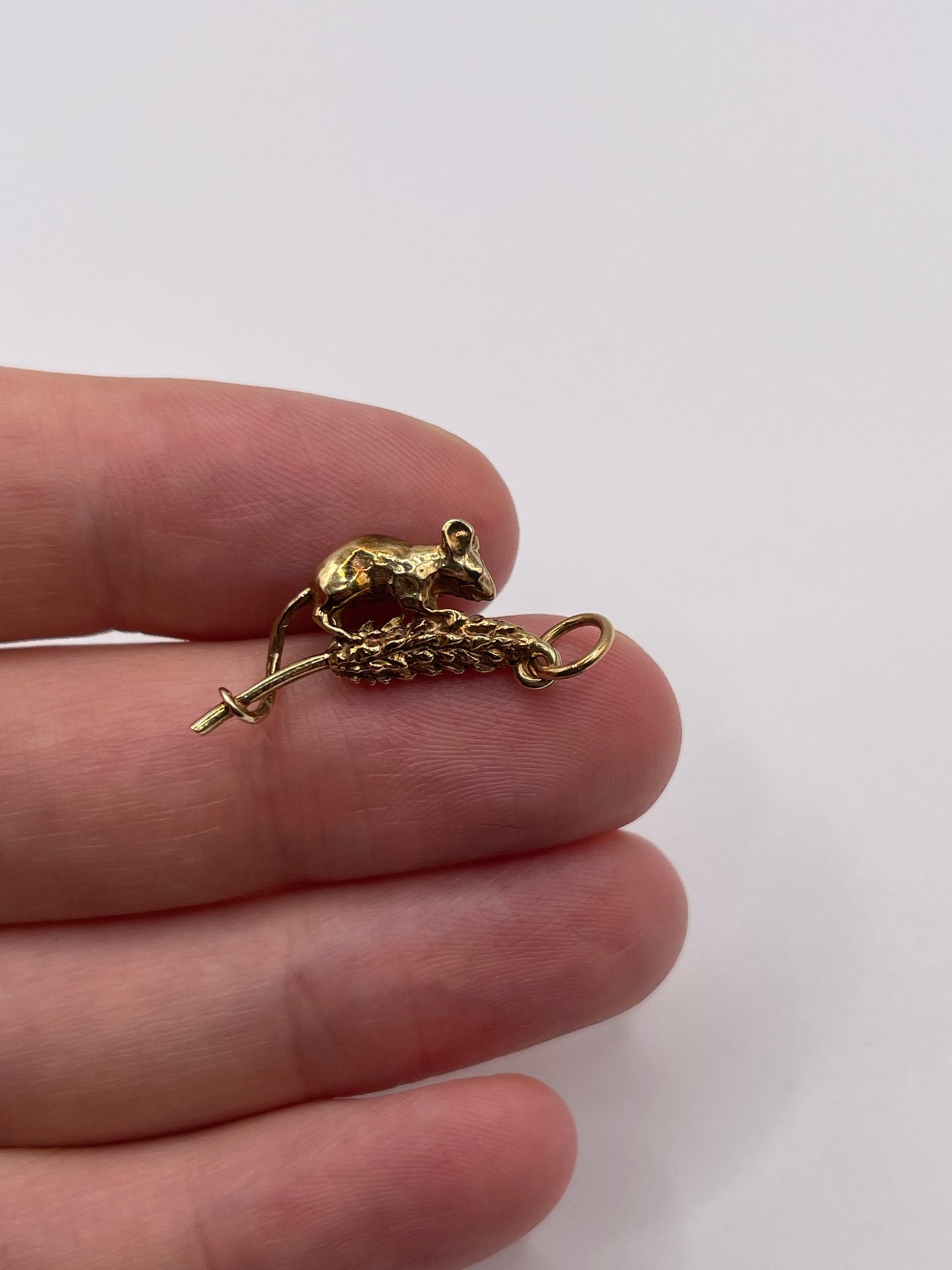 9ct gold mouse on wheat charm