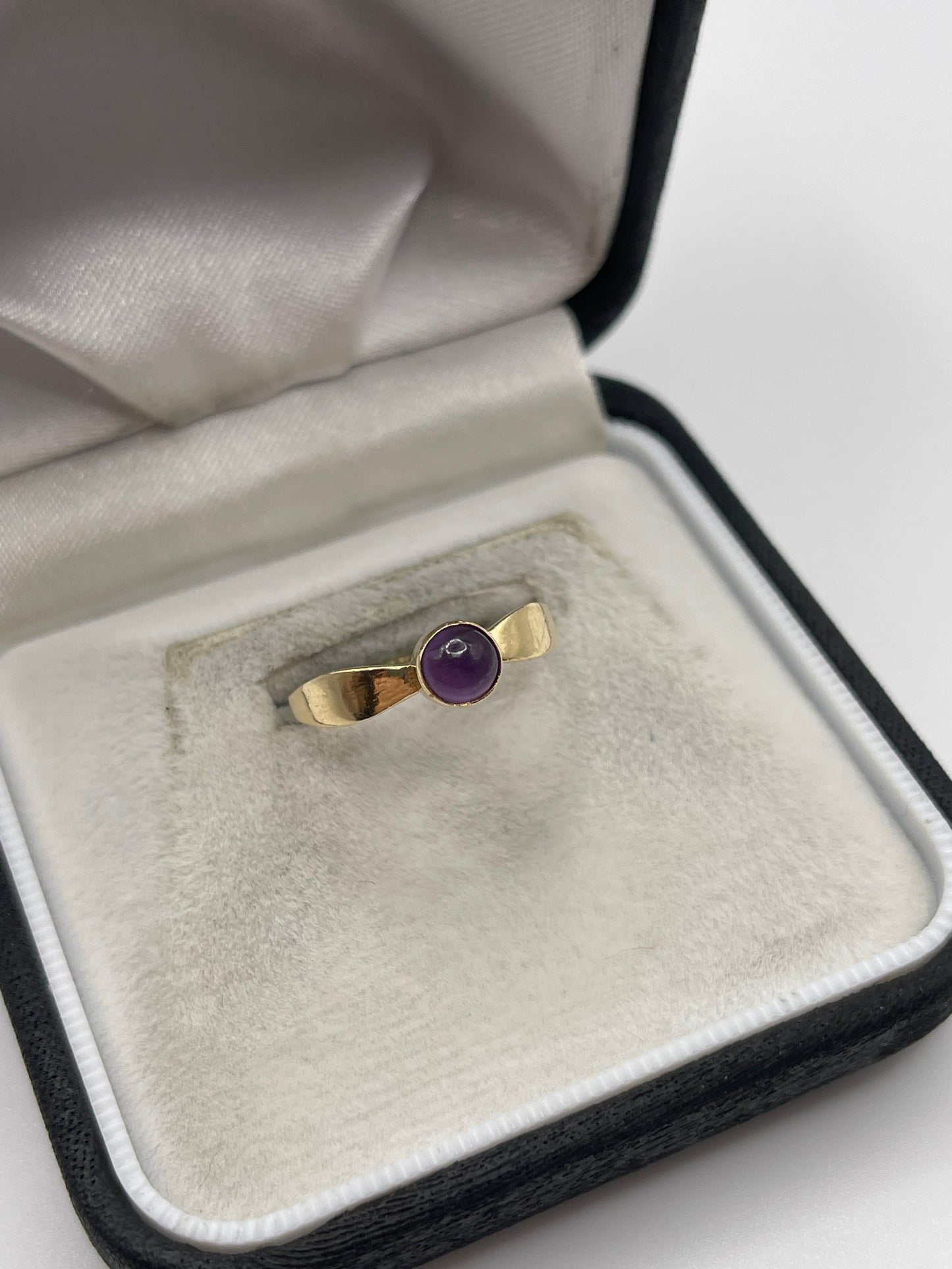 9ct gold cabochon amethyst ring