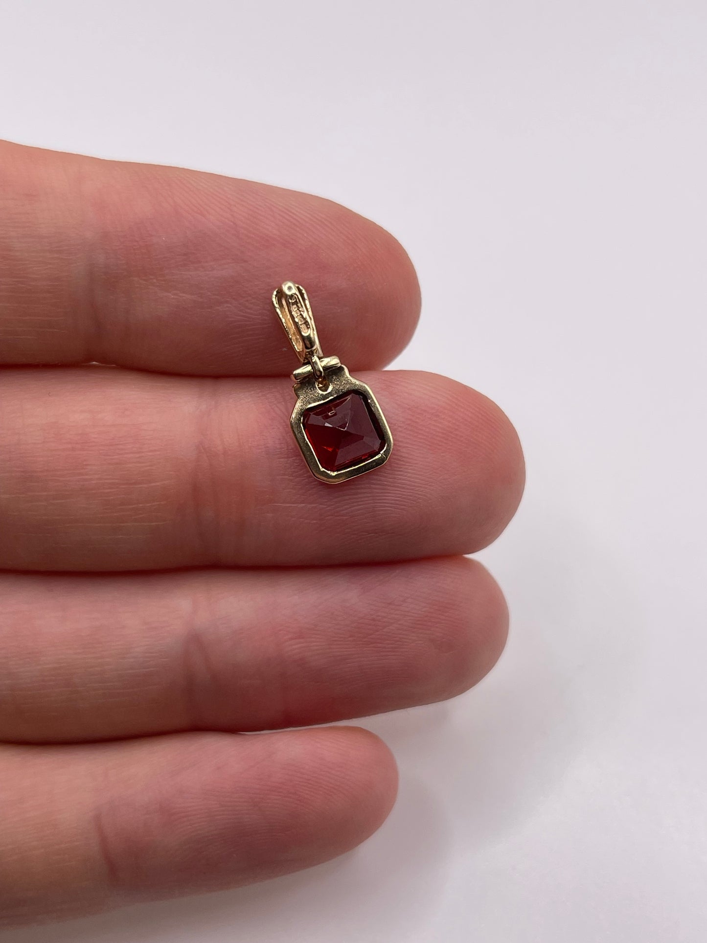 9ct gold garnet pendant