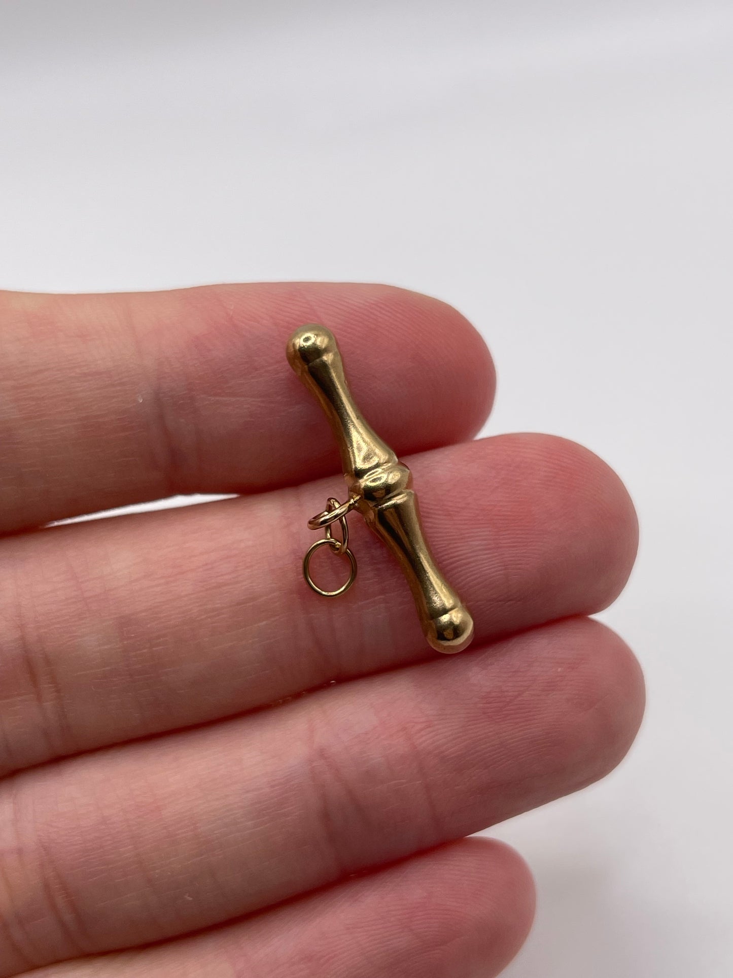 9ct gold T bar pendant