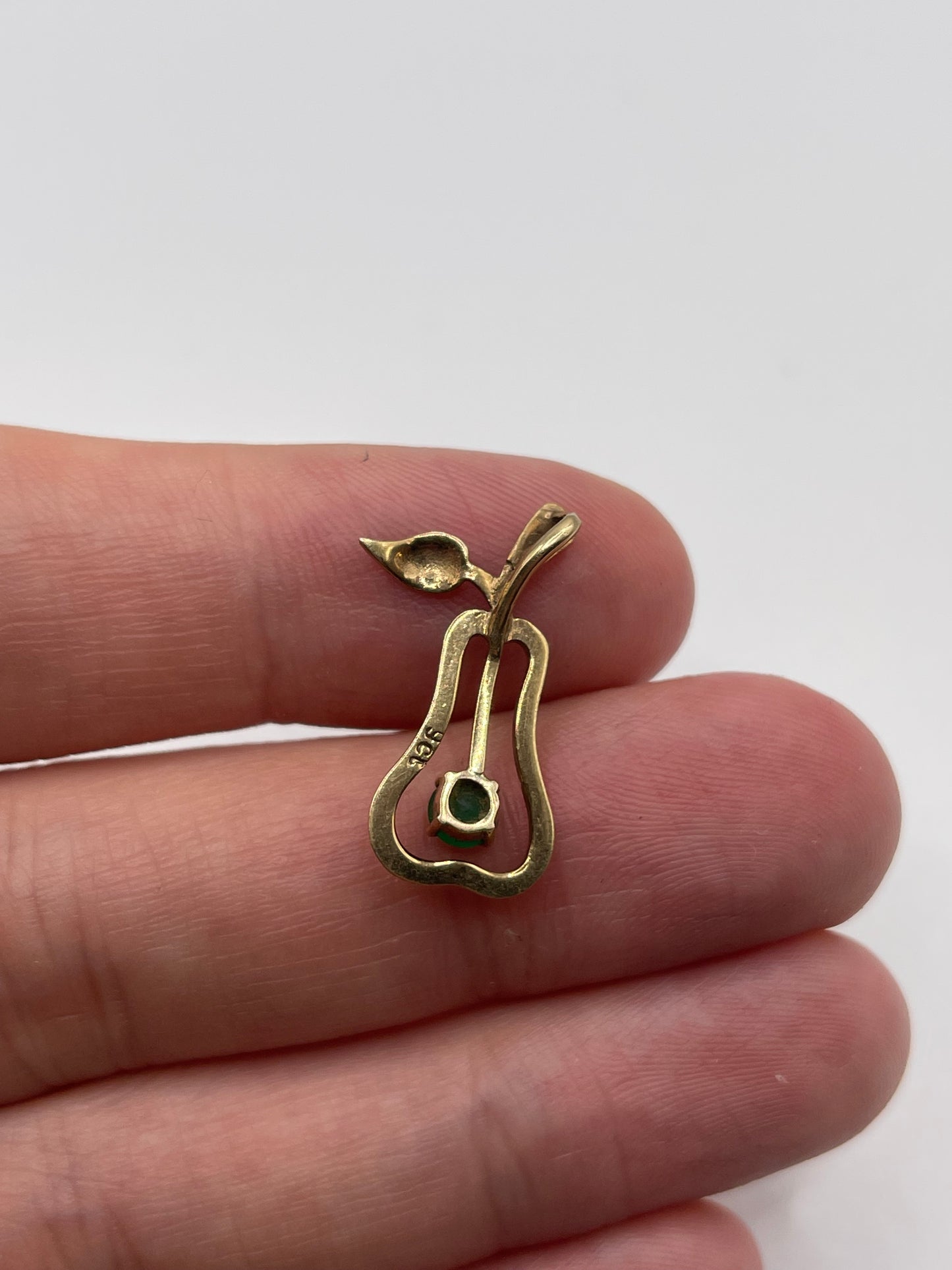 9ct gold emerald apple pendant