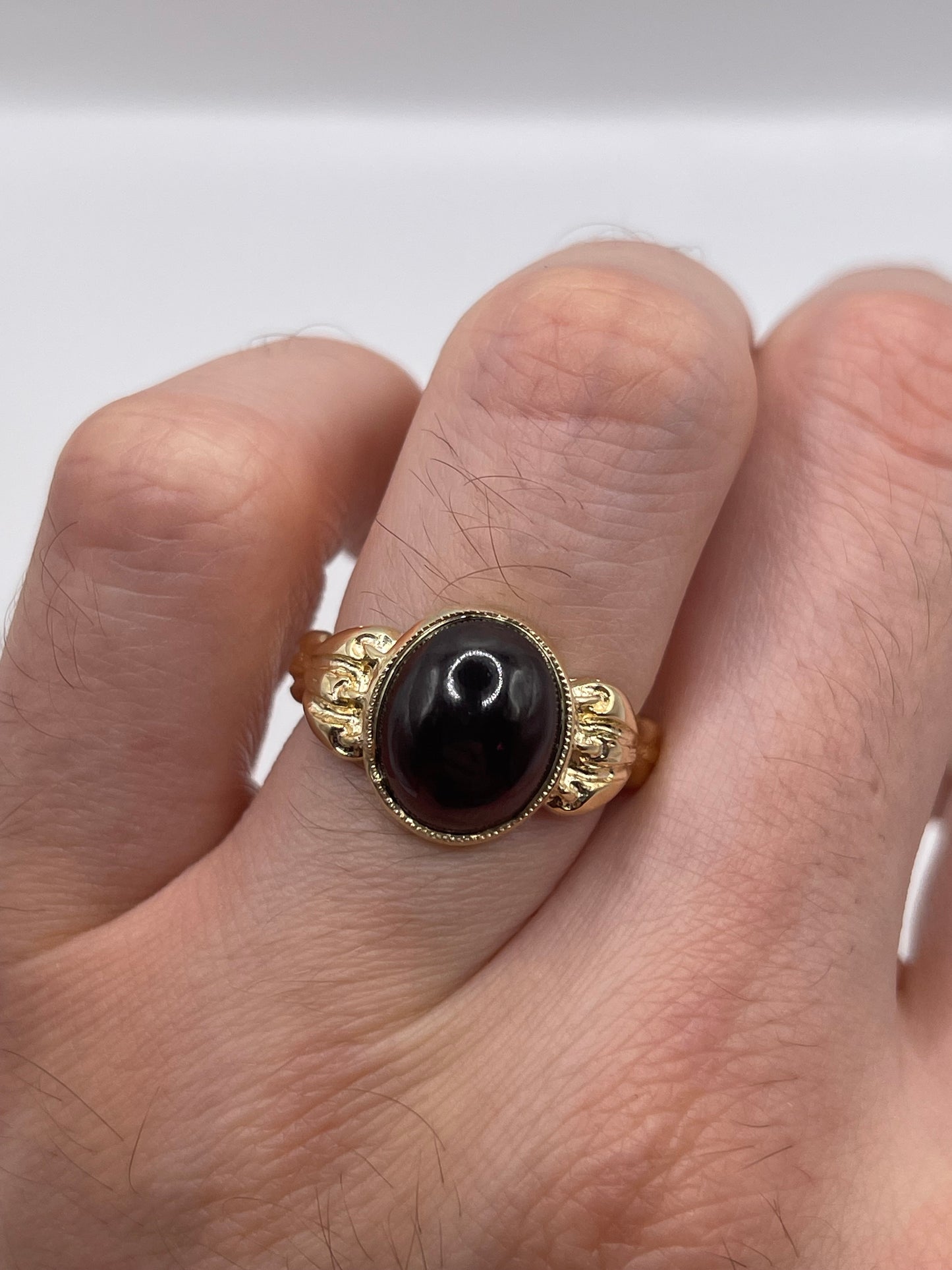 9ct gold cabochon garnet claw ring