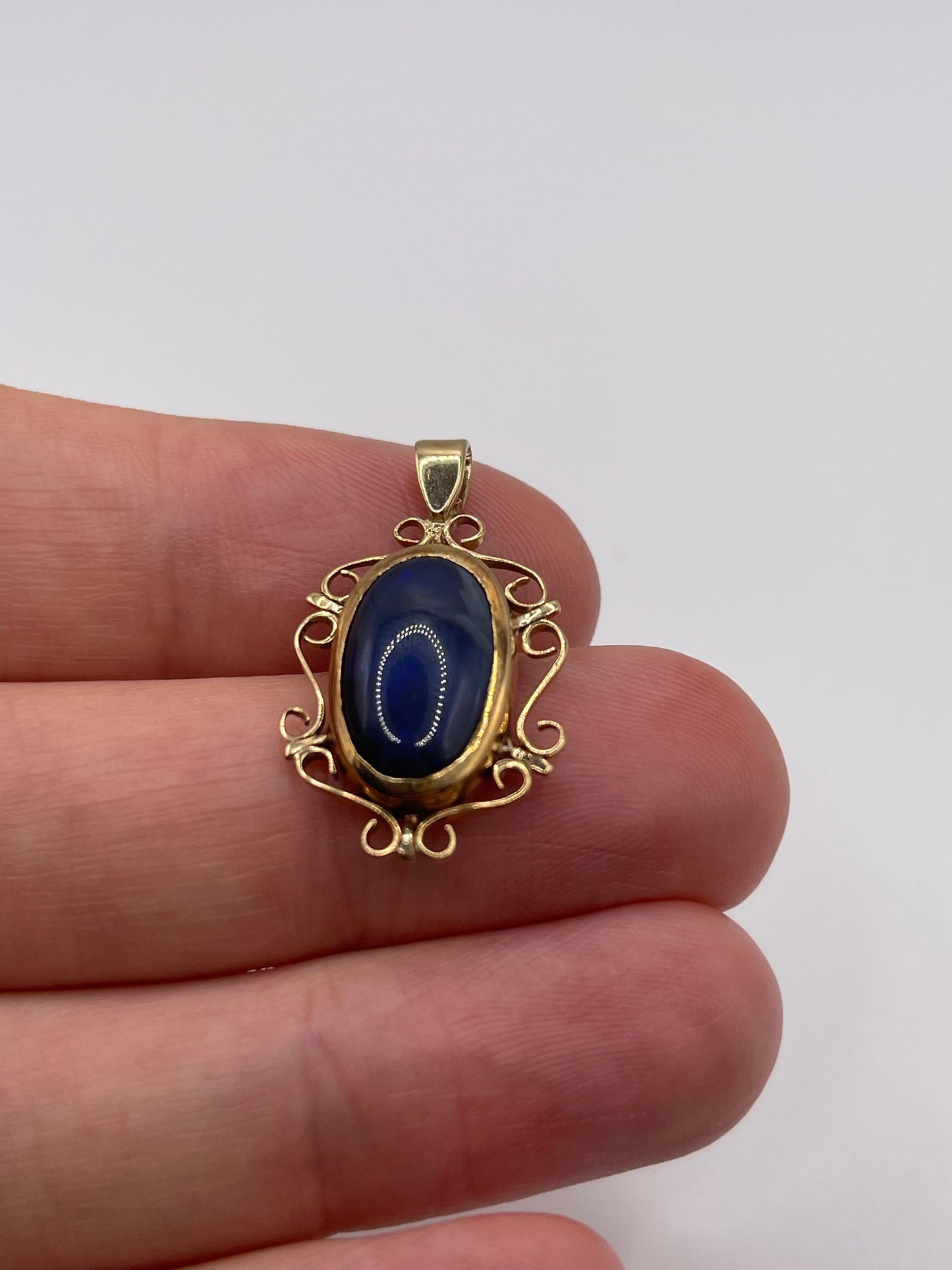 9ct gold boulder opal pendant