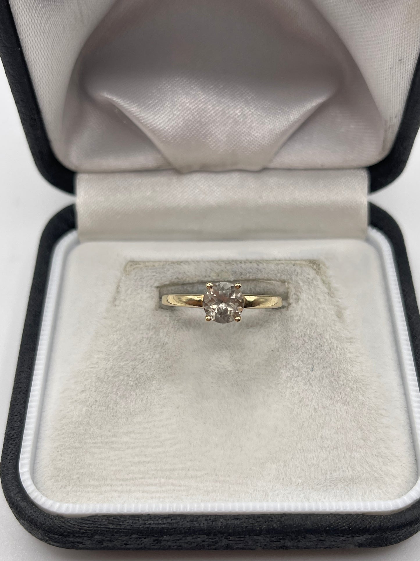 9ct gold quartz ring
