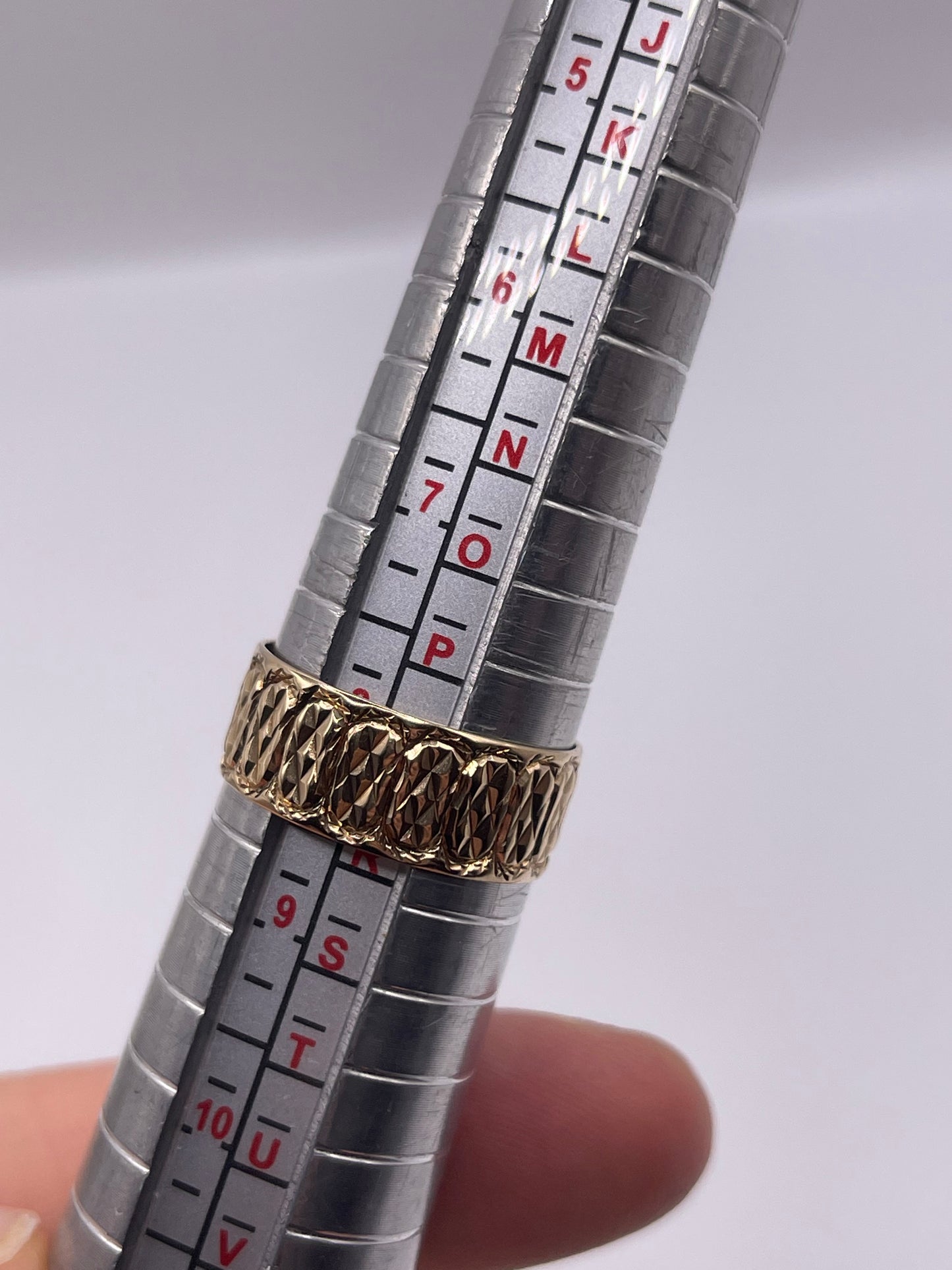 9ct gold patterned band