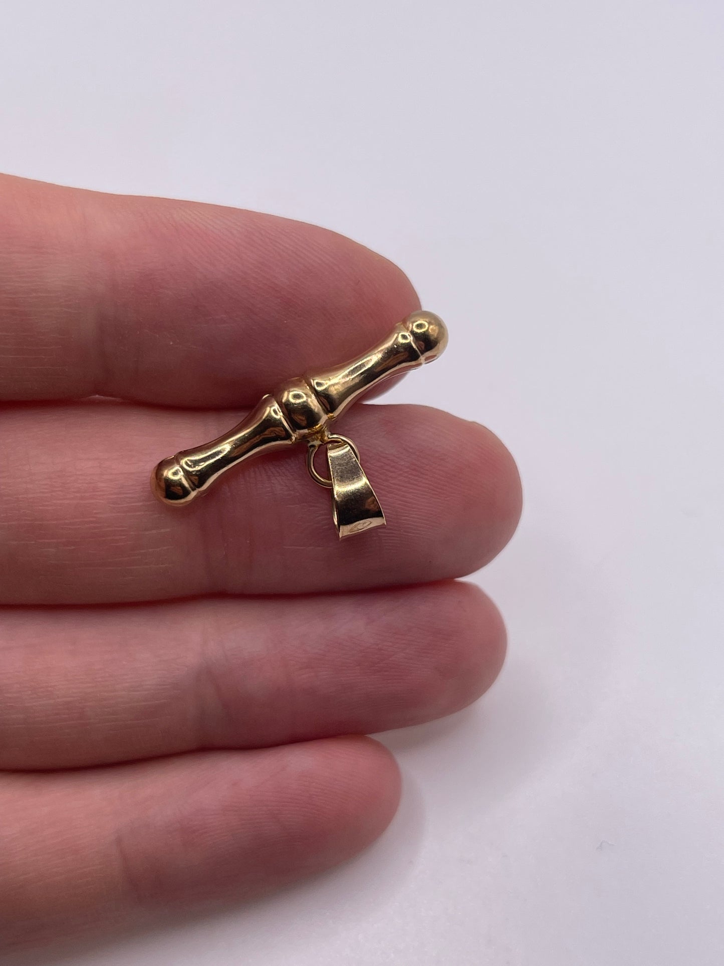 9ct gold t bar pendant