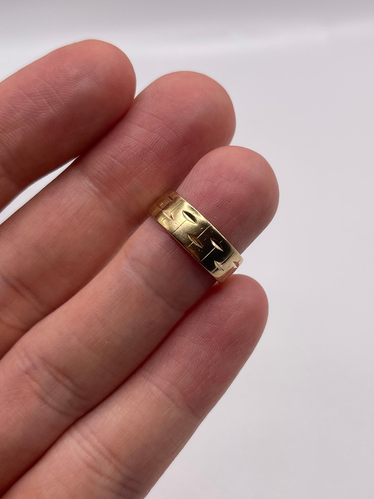 9ct gold patterned band